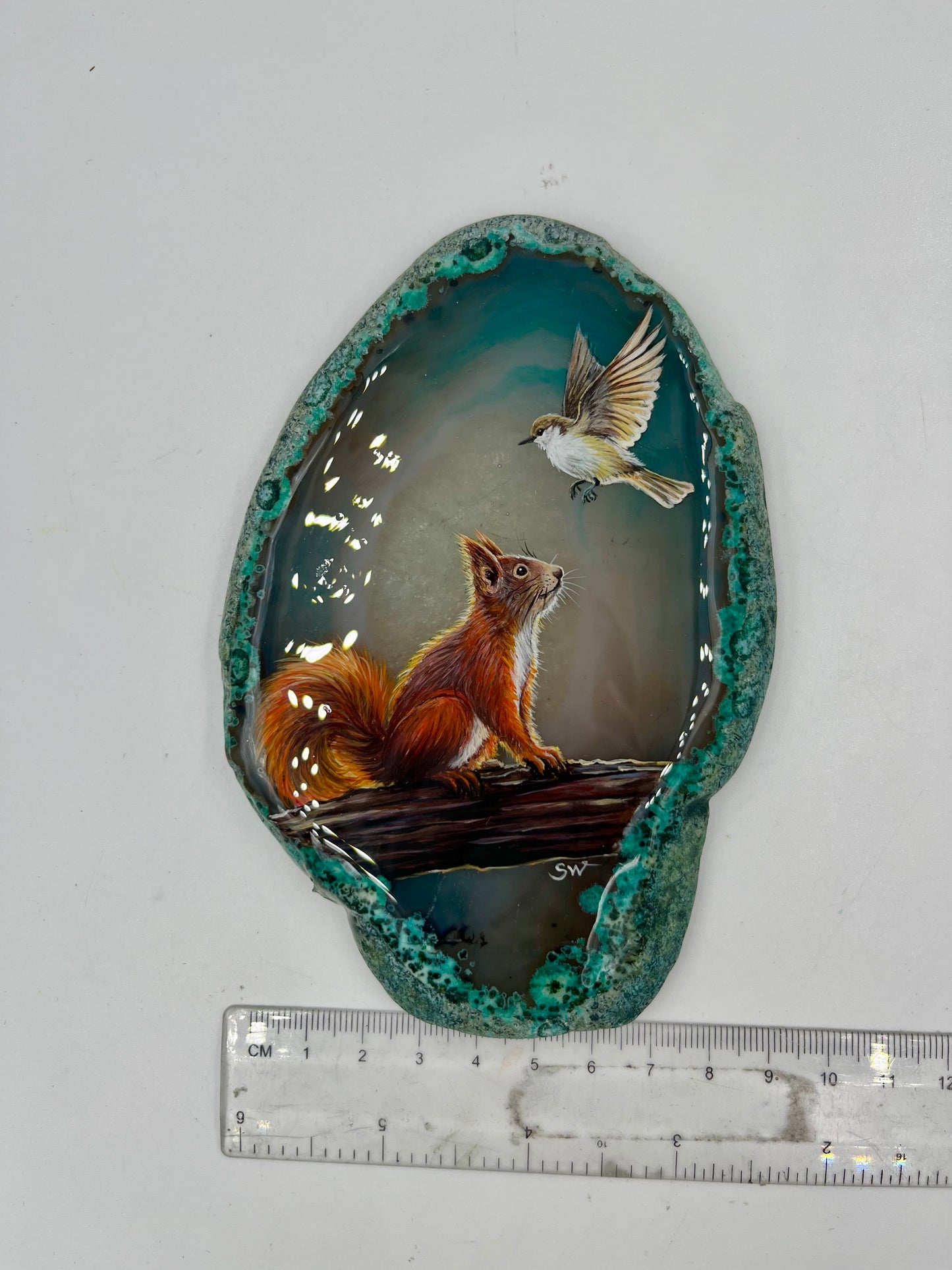 Einzigartige bemalt Achatscheibe/Das Eichhörnchen und der Vogel/Hand bemalt /Deko/Tierpotrait/ink.Metallständer