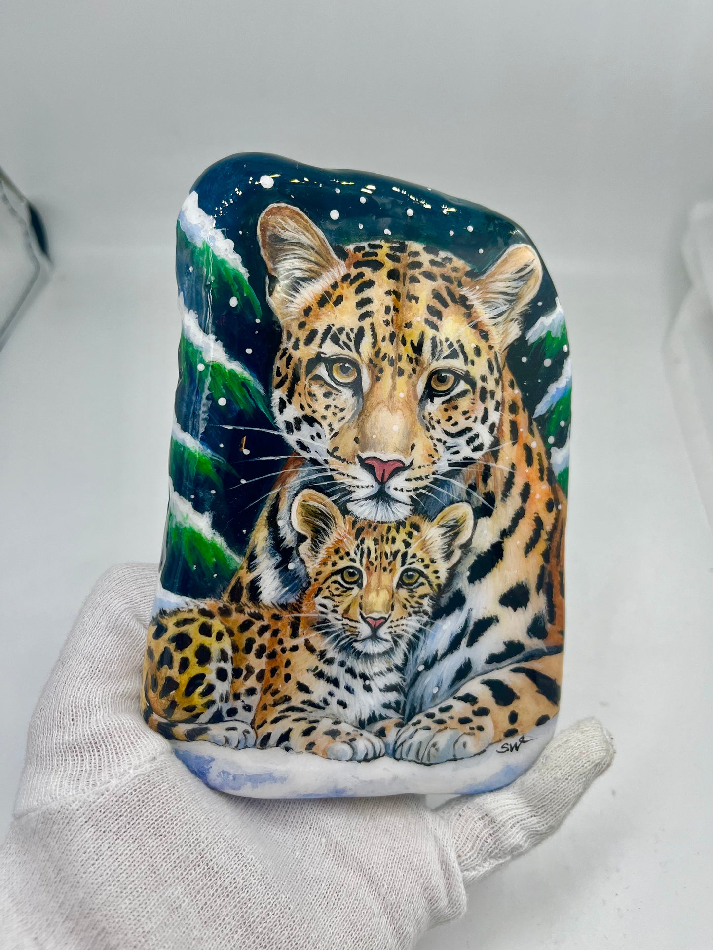Einzigartig handbemalte Stein-Winter Motiv / Leopard Mama und Baby -inklusive Tischstaffelei