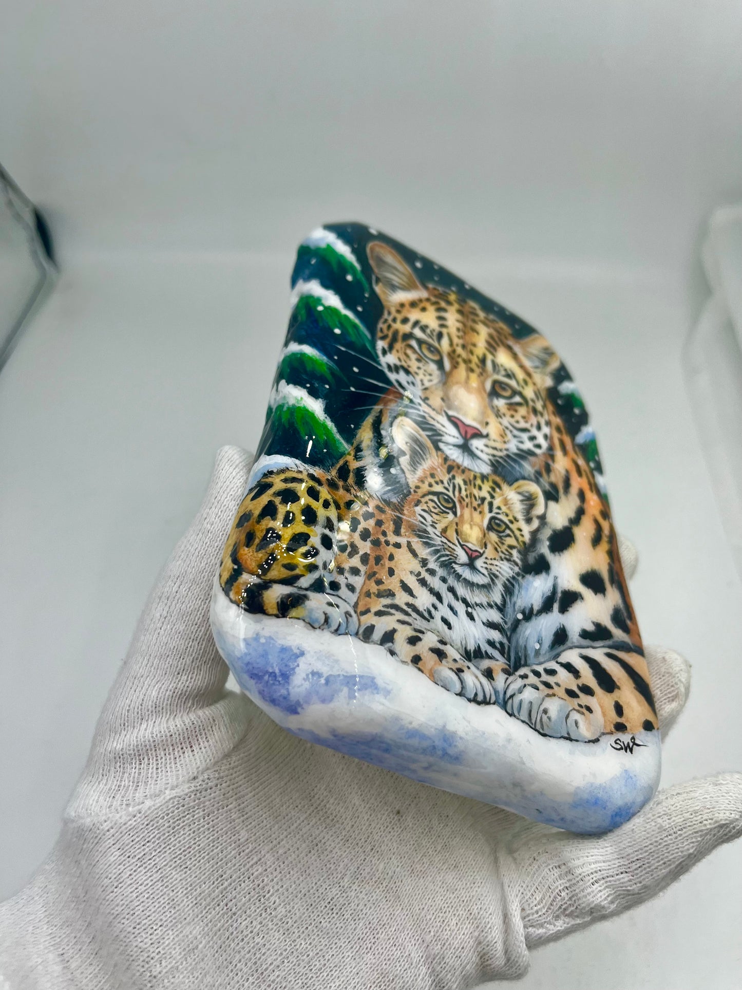 Einzigartig handbemalte Stein-Winter Motiv / Leopard Mama und Baby -inklusive Tischstaffelei