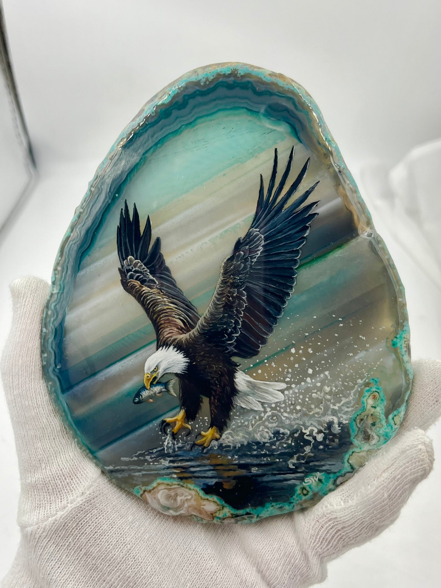 Einzigartige bemalt Achatscheibe/Fischender Adler /Hand bemalt /Deko/Tierpotrait/ink.Metallständer