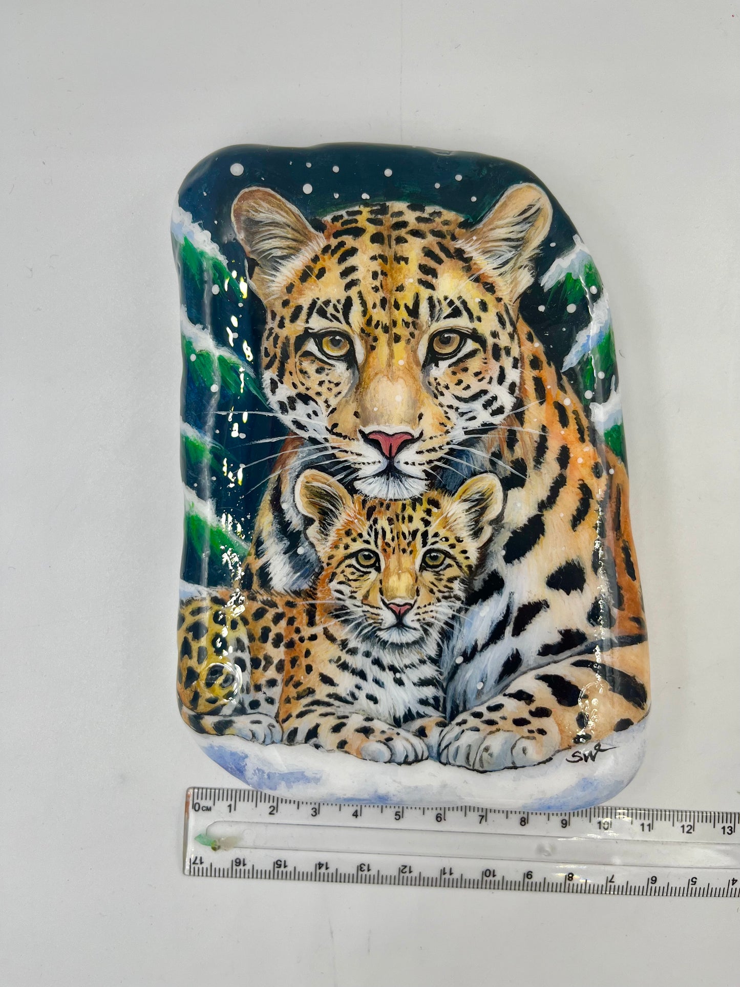 Einzigartig handbemalte Stein-Winter Motiv / Leopard Mama und Baby -inklusive Tischstaffelei