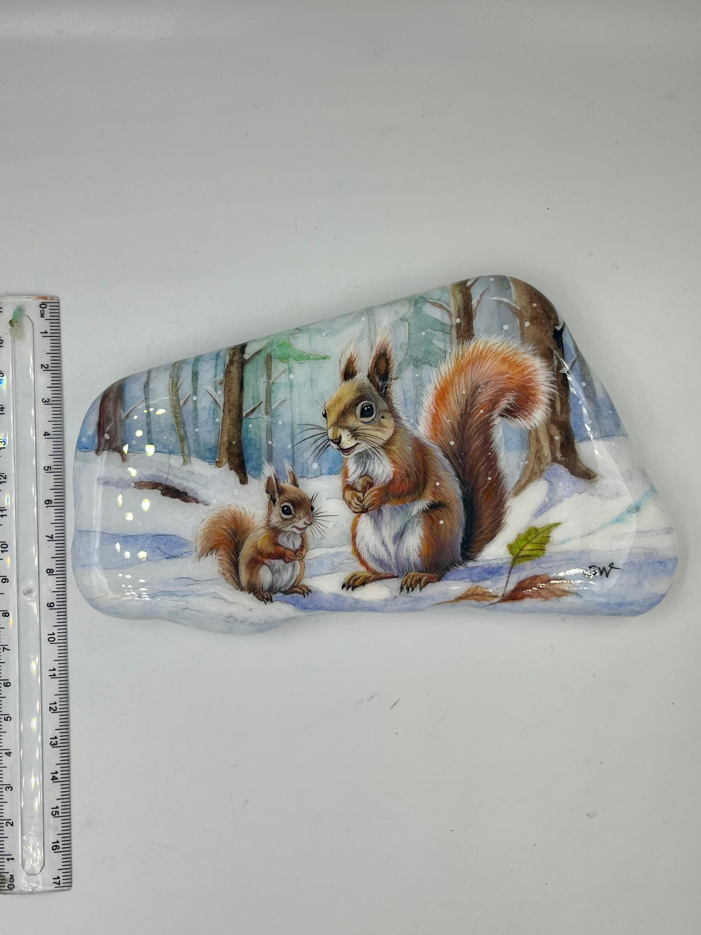 Einzigartig handbemalte Stein-Eichhörnchen Mama und Kind im Winter -inklusive Tischstaffelei