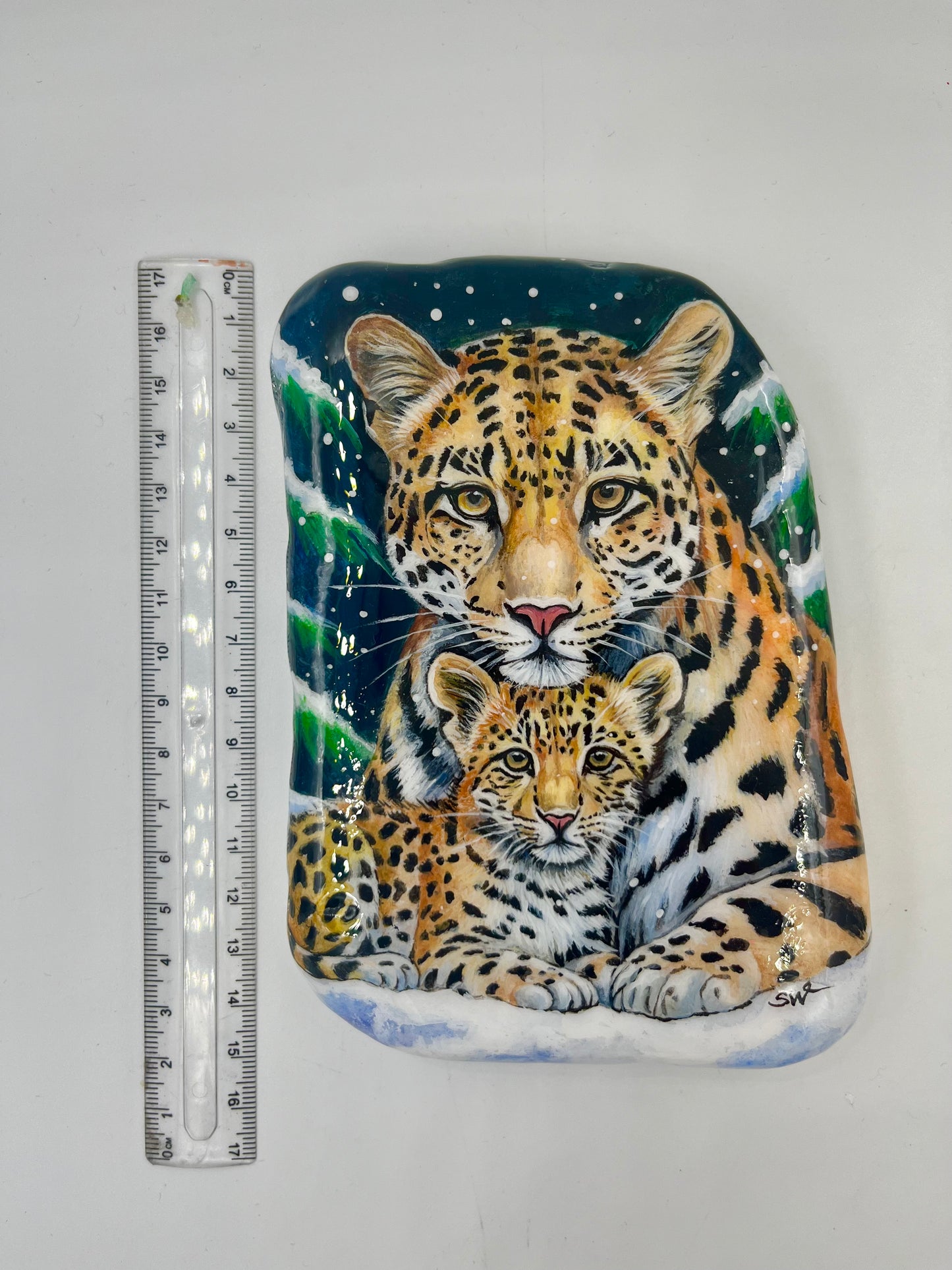 Einzigartig handbemalte Stein-Winter Motiv / Leopard Mama und Baby -inklusive Tischstaffelei