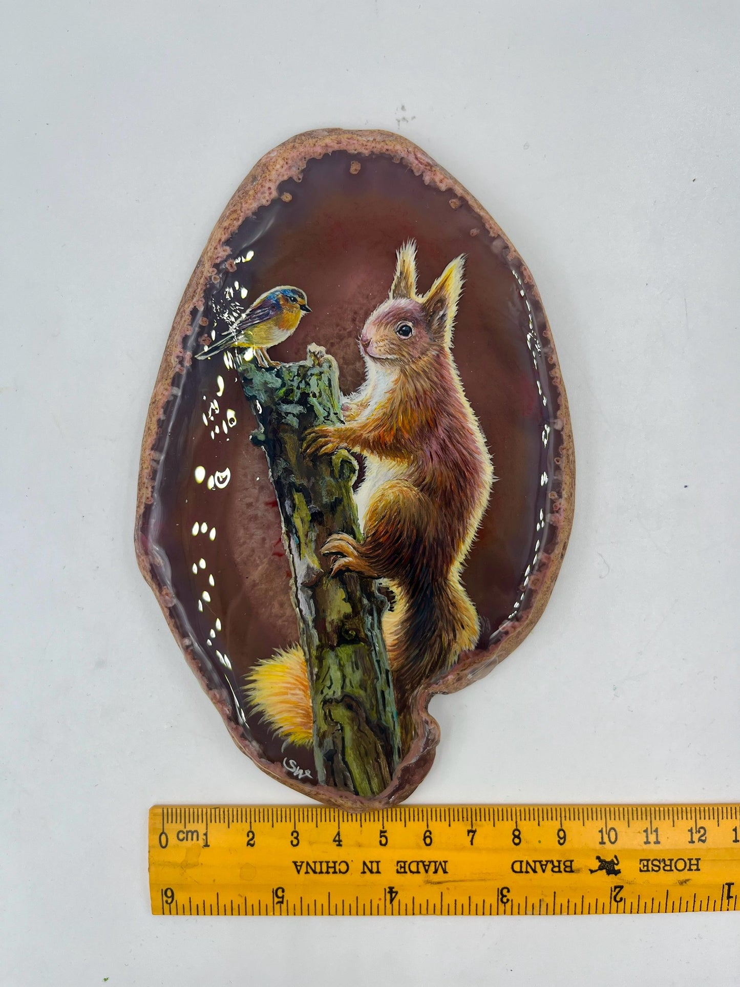 Einzigartige bemalt Achatscheibe/Das Eichhörnchen und kleine Vogel/Hand bemalt /Deko/Tierpotrait/ink.Metallständer