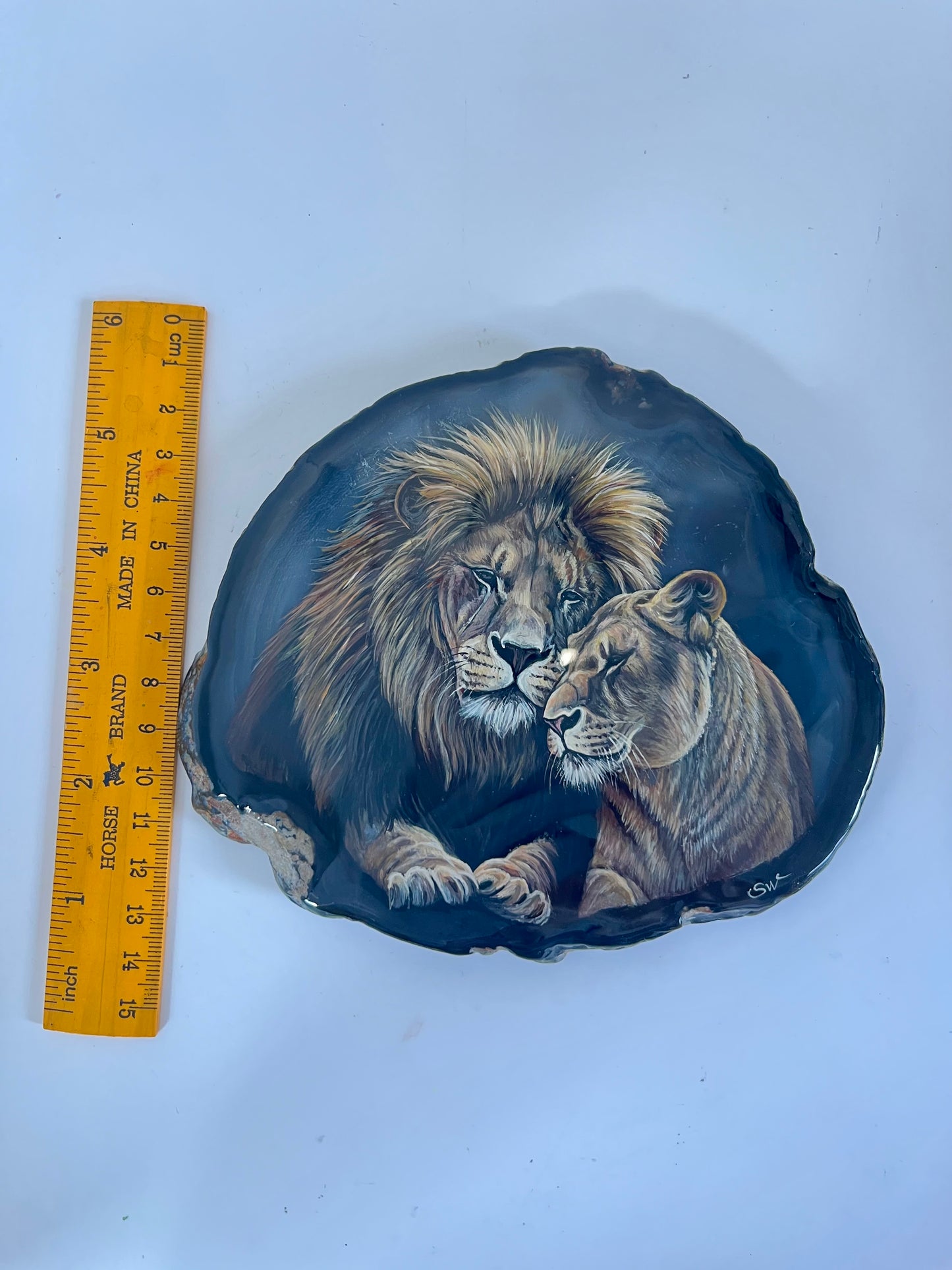 Einzigartige bemalt Achatscheibe/ Zwei aneinandergeschmiegte Löwen /Hand bemalt /Deko/Tierpotrait/ink.Metallständer