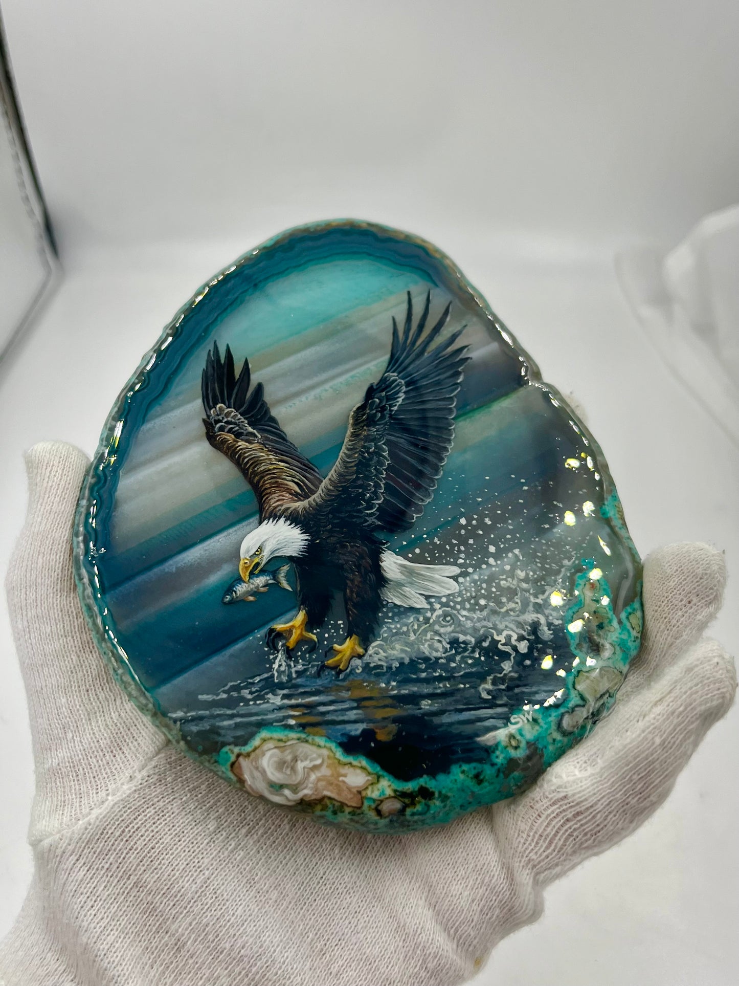 Einzigartige bemalt Achatscheibe/Fischender Adler /Hand bemalt /Deko/Tierpotrait/ink.Metallständer