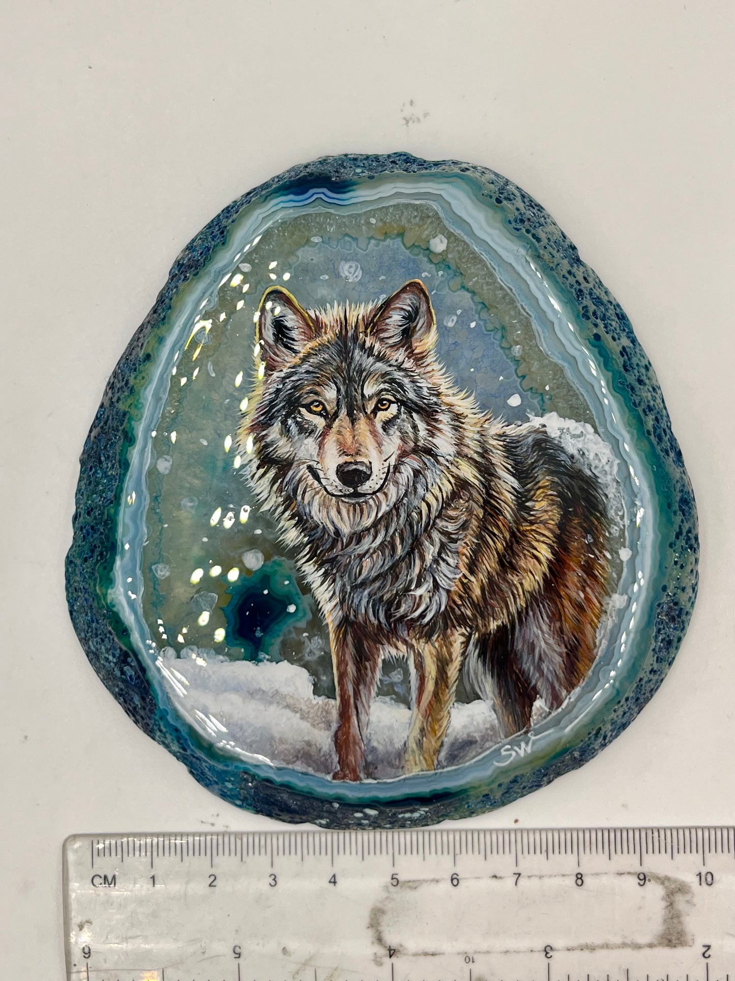 Einzigartige bemalt Achatscheibe/Der Wolf /Hand bemalt /Deko/Tierpotrait/ink.Metallständer