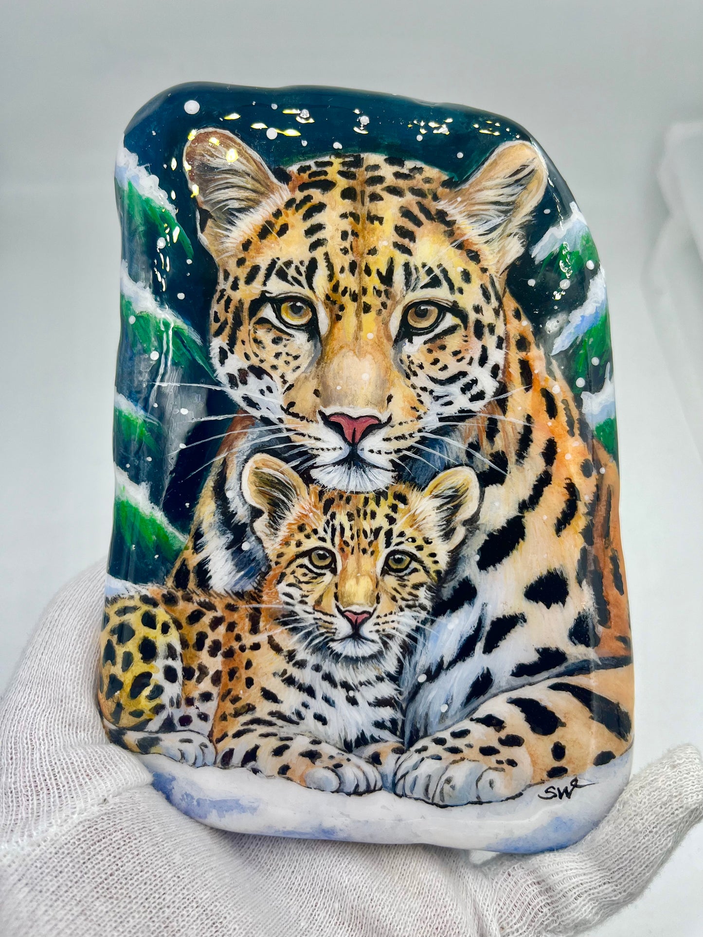Einzigartig handbemalte Stein-Winter Motiv / Leopard Mama und Baby -inklusive Tischstaffelei