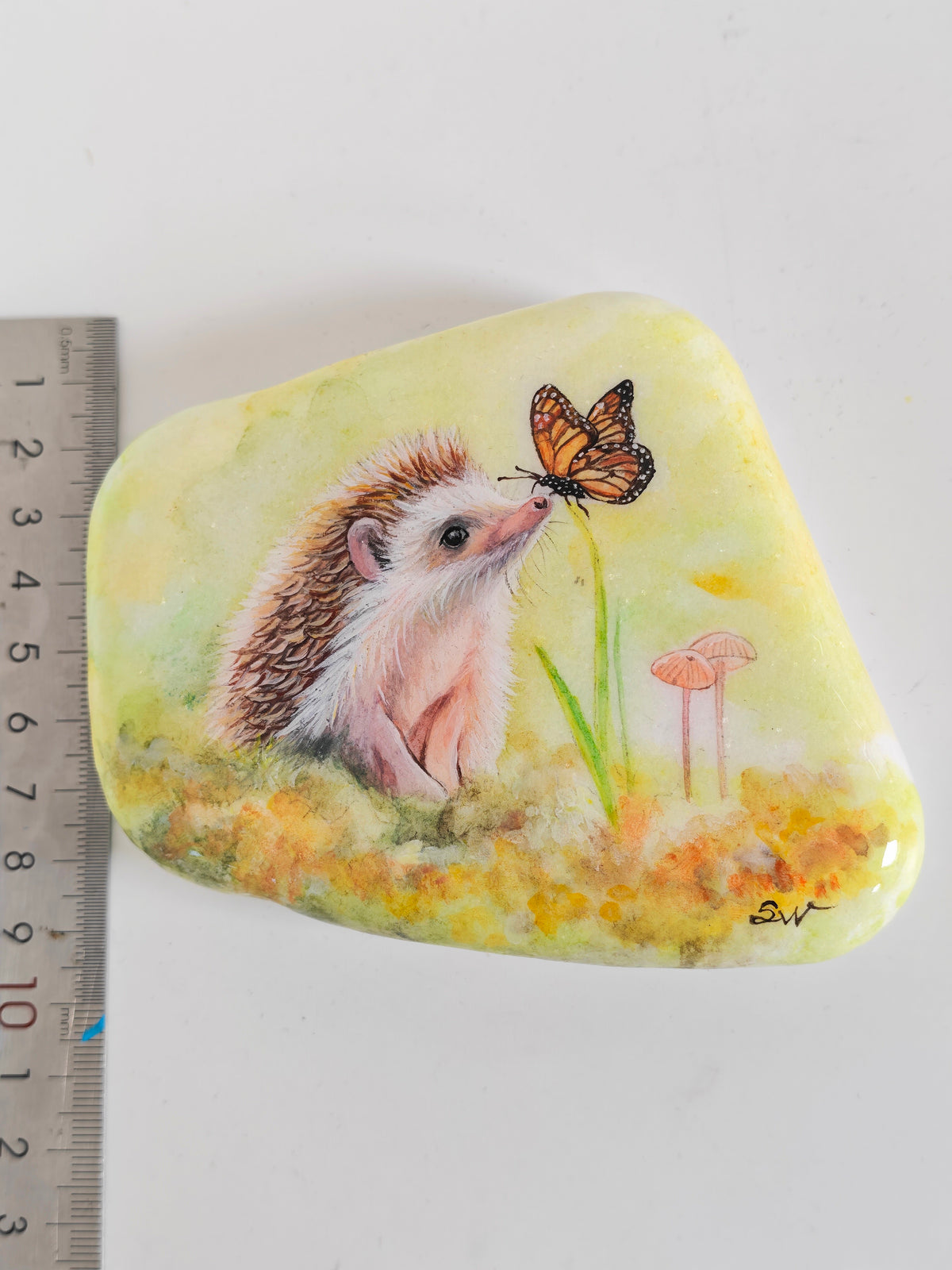 Einzigartig handbemalte Stein/Der kleine Igel und der kleine Schmetterling/inklusive Tischstaffele