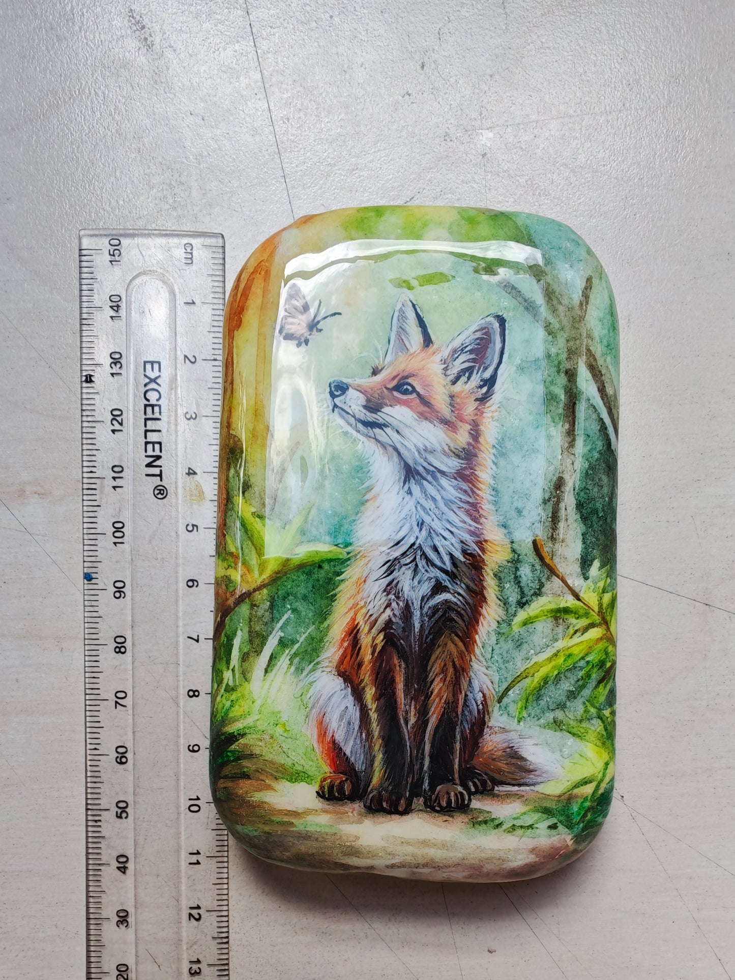 Einzigartig handbemalte Stein/der Fuchs und und der Schmetterling/inklusive Tischstaffele