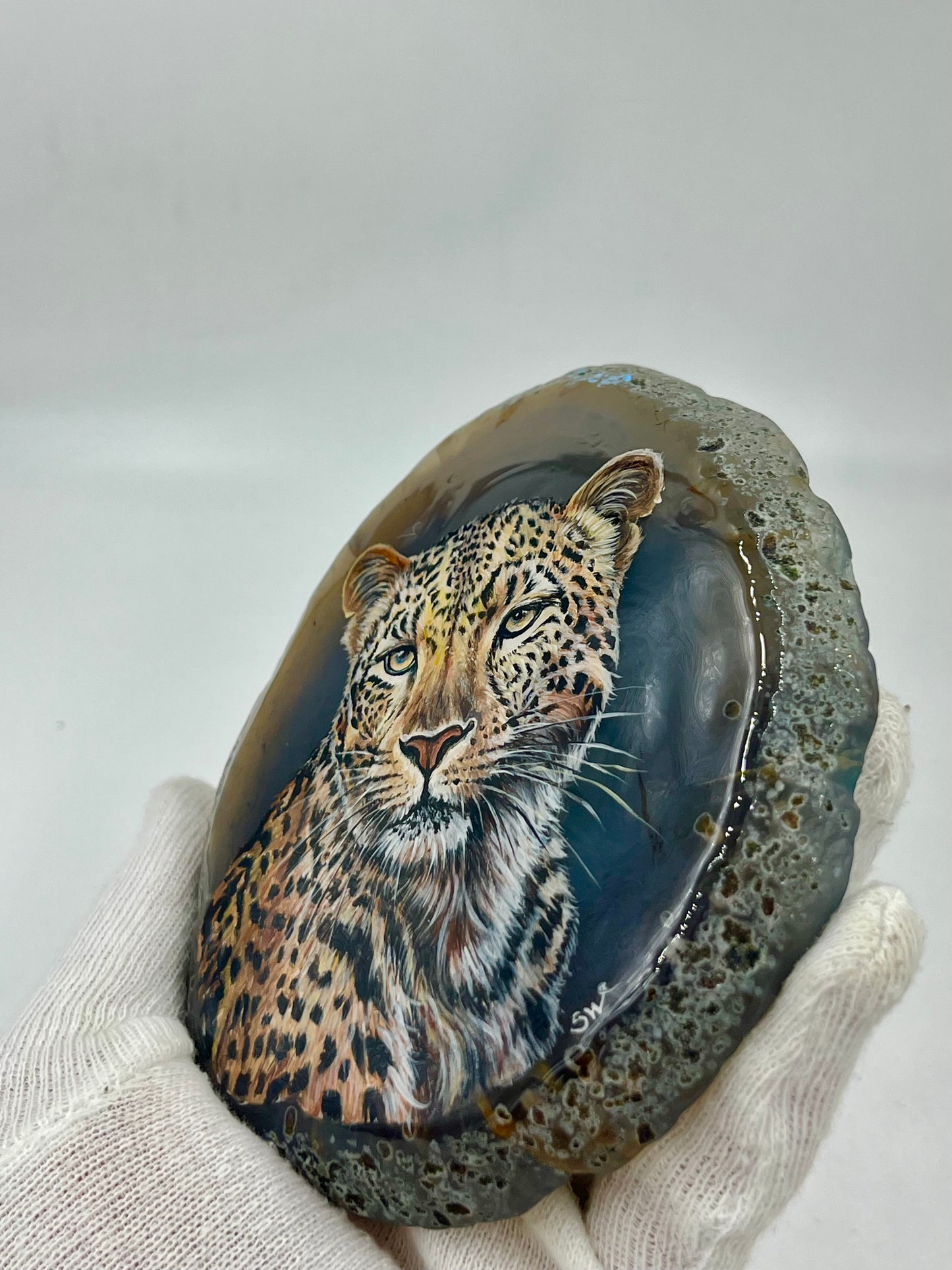 Einzigartige bemalt Achatscheibe/Der Leopard /Hand bemalt /Deko/Tierpotrait/ink.Metallständer