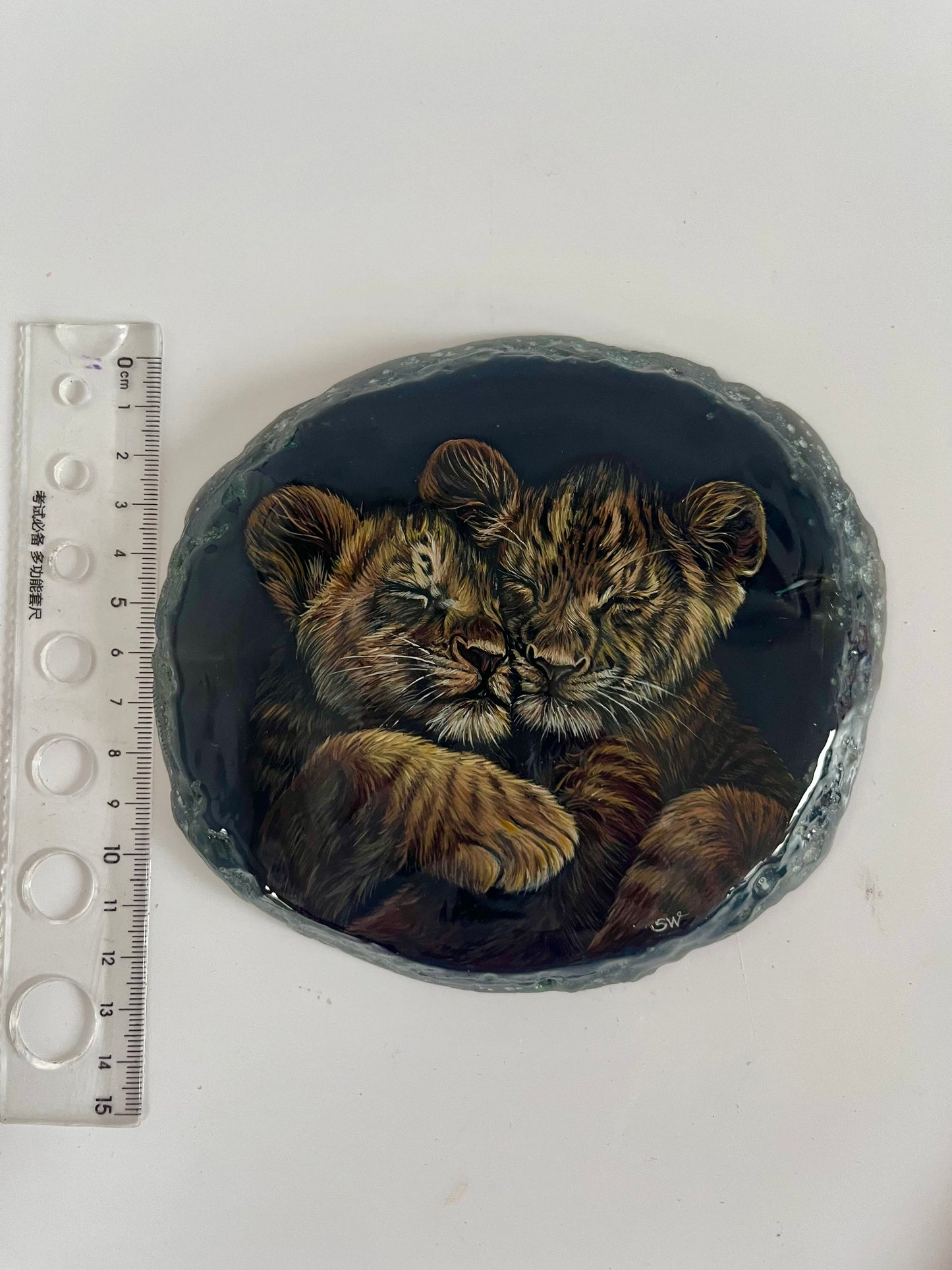 Einzigartige bemalt Achatscheibe/Zwei kleine Löwen /Hand bemalt /Deko/Tierpotrait/ink.Metallständer