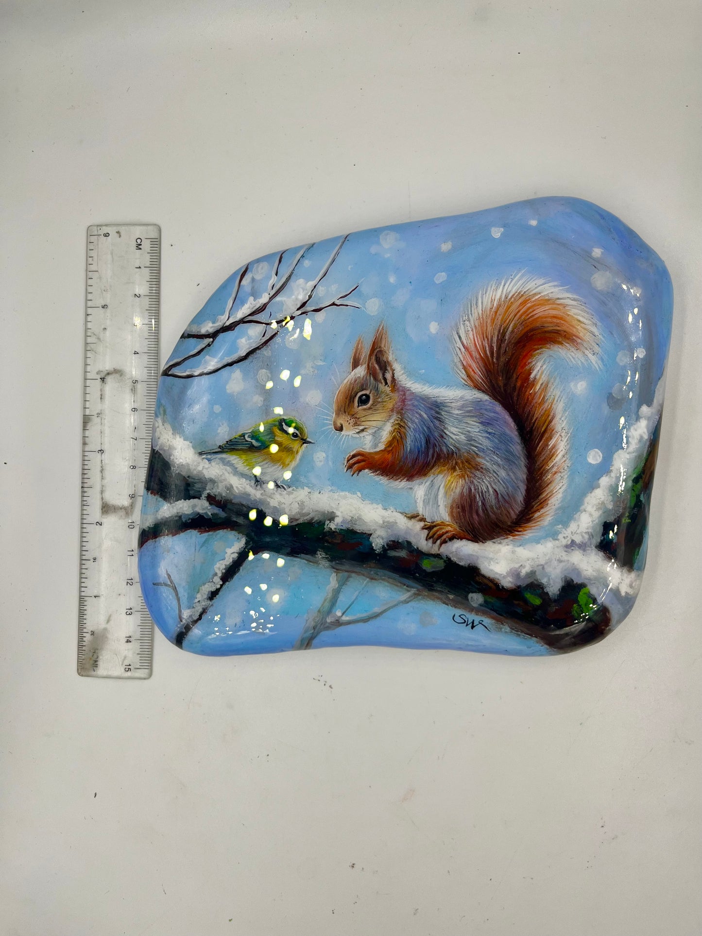 Einzigartig handbemalte Stein/das Eichhörnchen und der Vogel/inklusive Tischstaffele