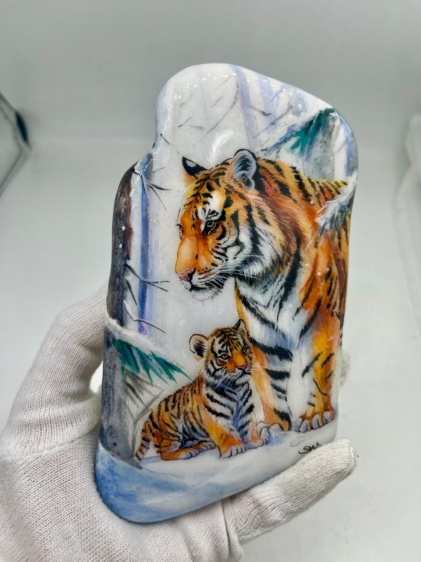 Einzigartig handbemalte Stein-Wintermotiv/ der Tiger Mama und Baby-inklusive Tischstaffelei