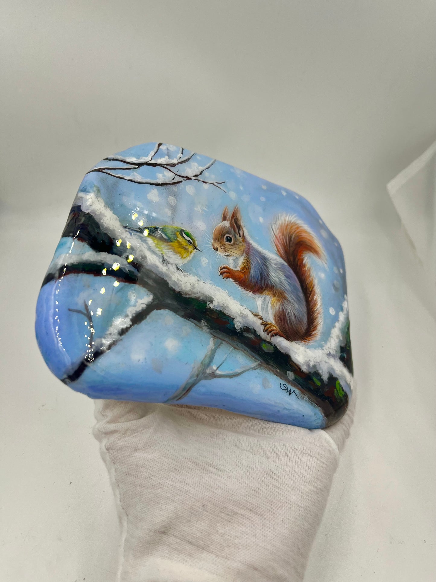 Einzigartig handbemalte Stein/das Eichhörnchen und der Vogel/inklusive Tischstaffele