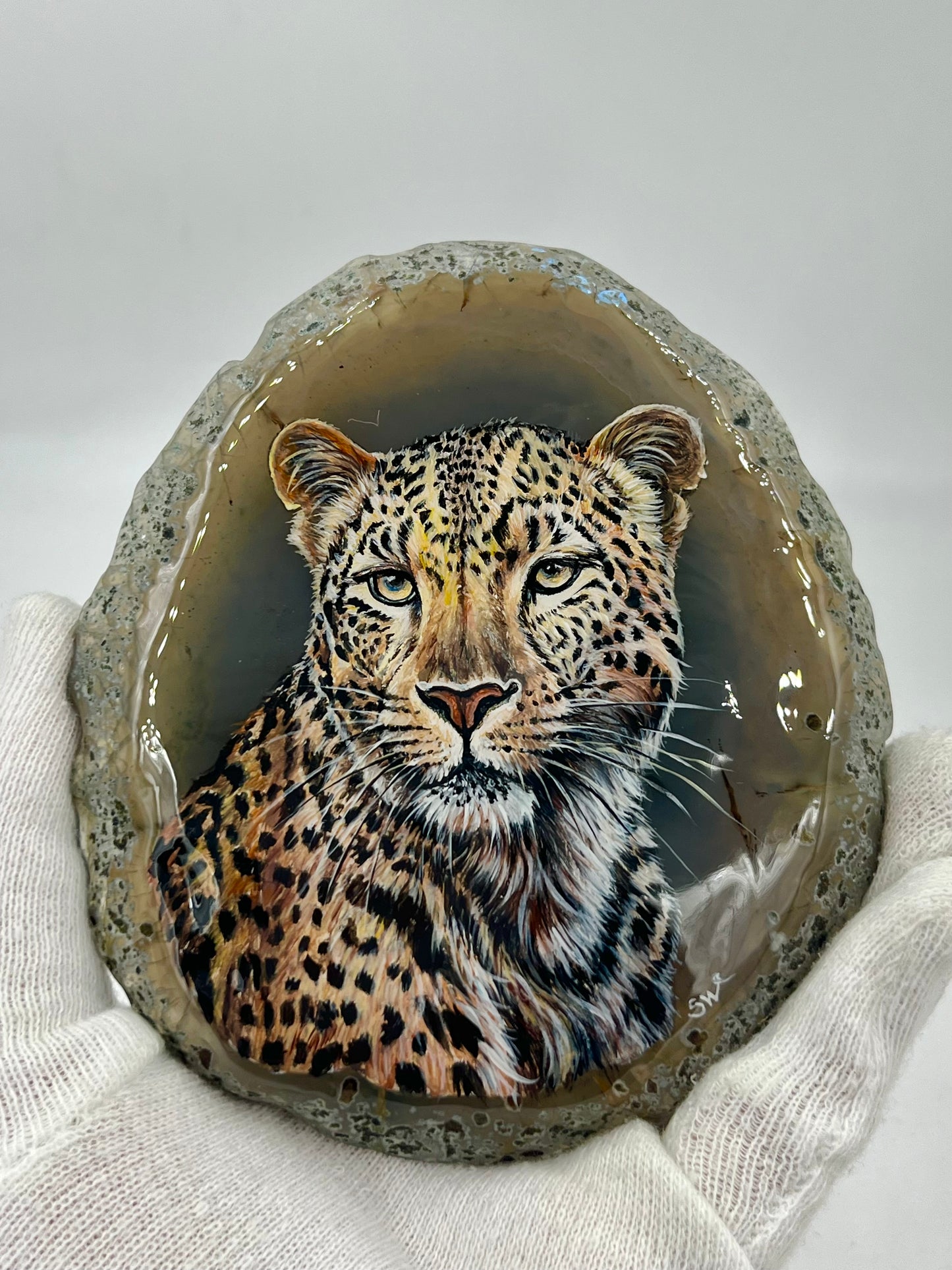 Einzigartige bemalt Achatscheibe/Der Leopard /Hand bemalt /Deko/Tierpotrait/ink.Metallständer