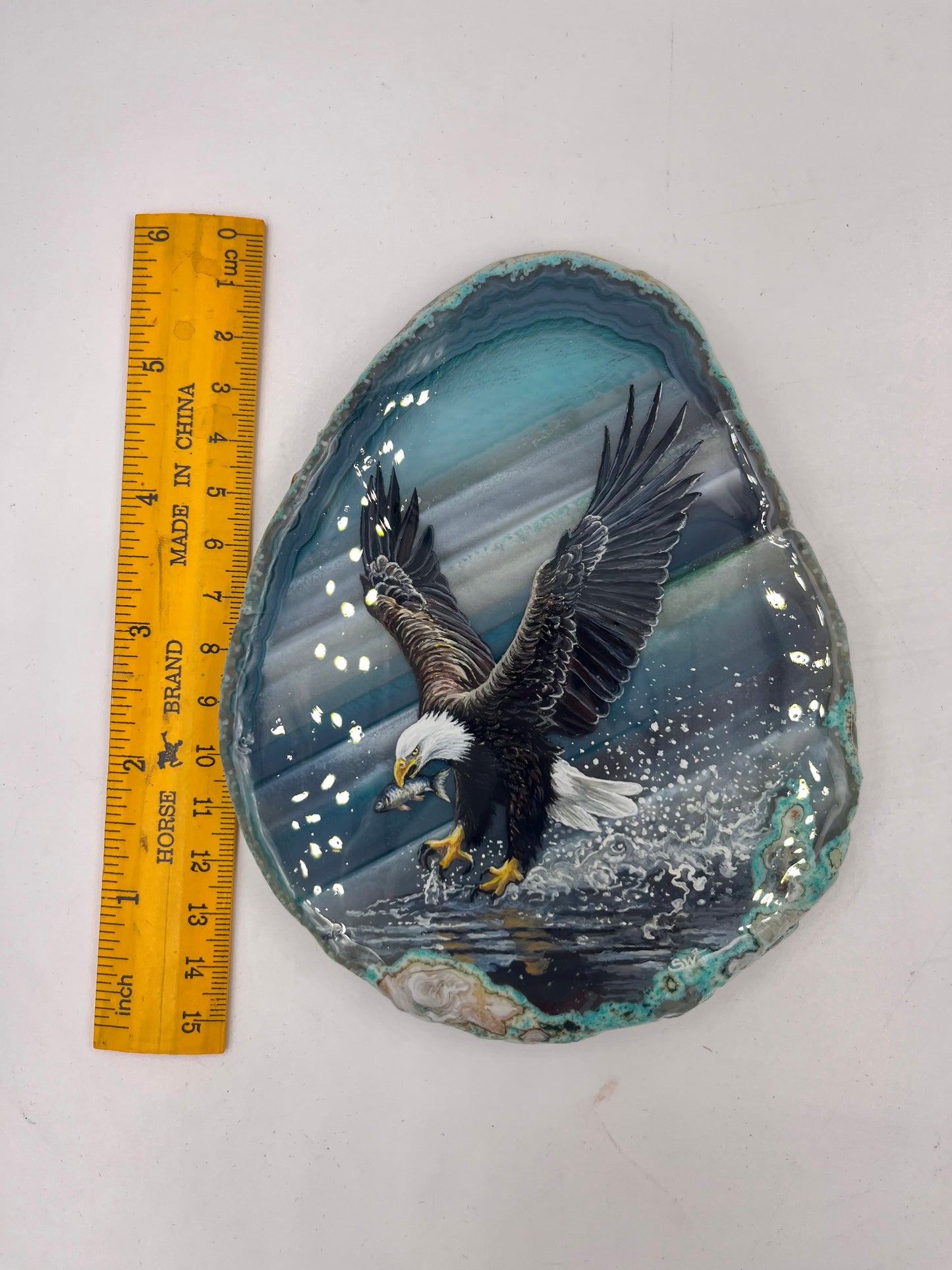 Einzigartige bemalt Achatscheibe/Fischender Adler /Hand bemalt /Deko/Tierpotrait/ink.Metallständer