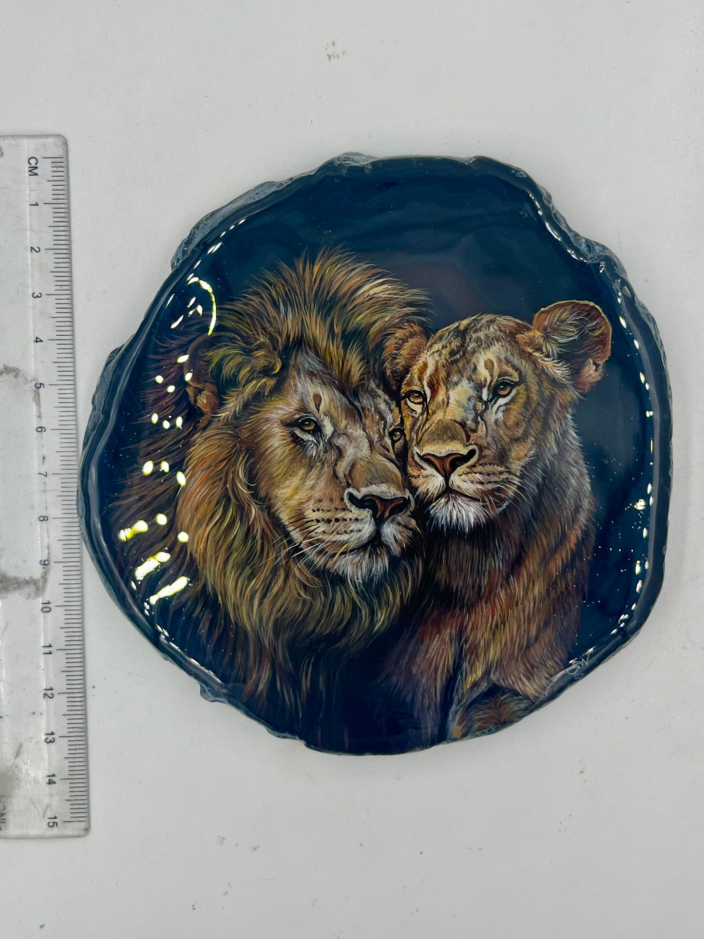 Einzigartige bemalt Achatscheibe/ ein liebevolles Löwenpaar /Hand bemalt /Deko/Tierpotrait/ink.Metallständer