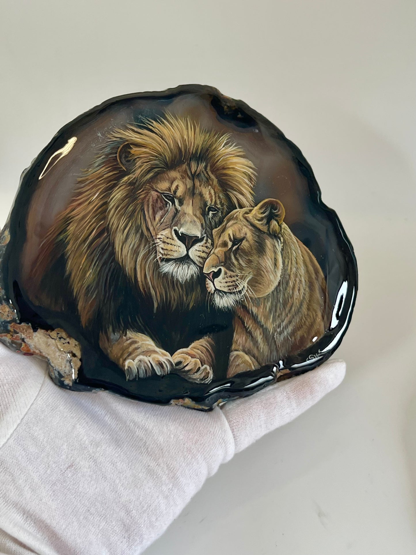 Einzigartige bemalt Achatscheibe/ Zwei aneinandergeschmiegte Löwen /Hand bemalt /Deko/Tierpotrait/ink.Metallständer