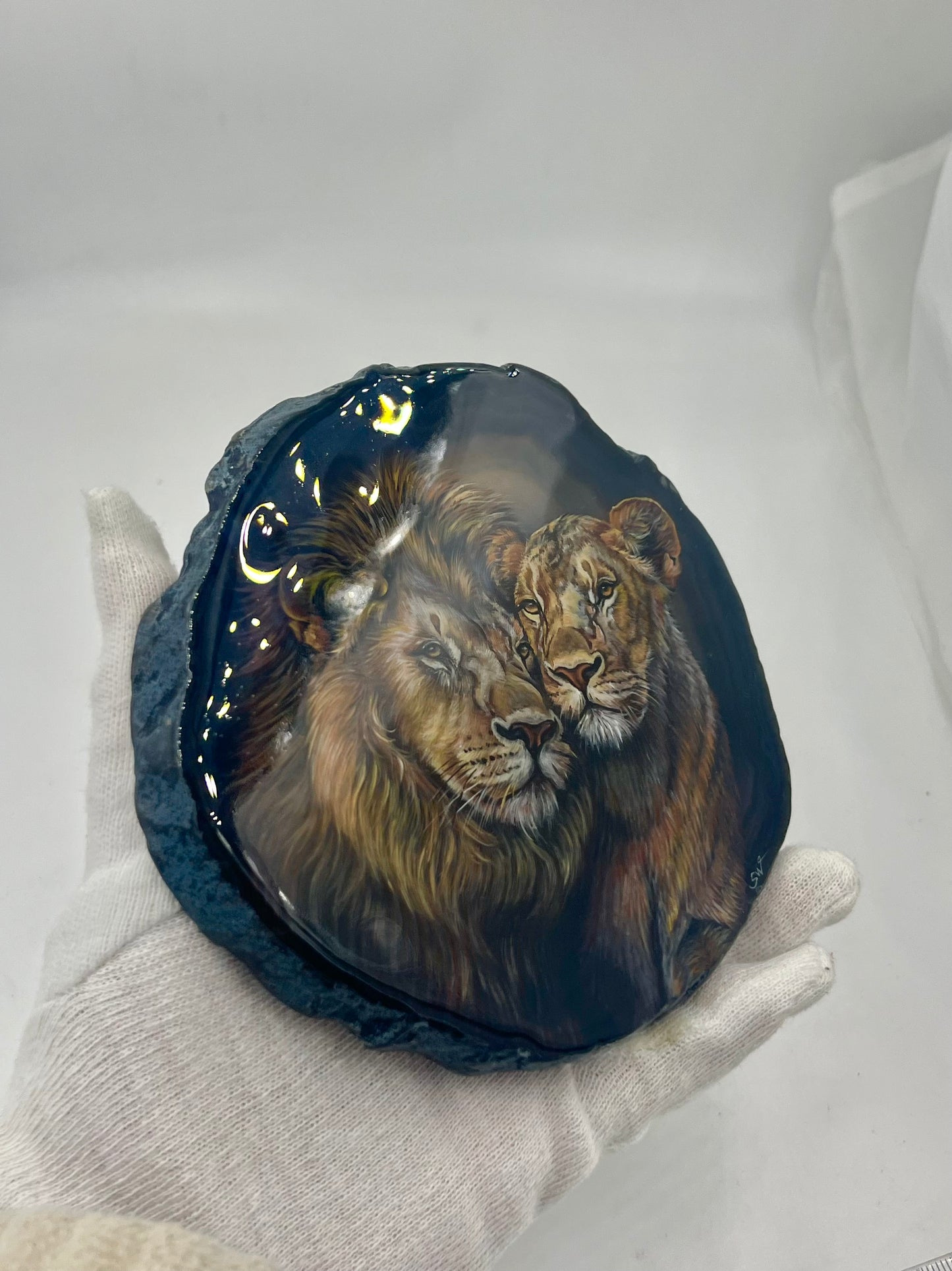 Einzigartige bemalt Achatscheibe/ ein liebevolles Löwenpaar /Hand bemalt /Deko/Tierpotrait/ink.Metallständer