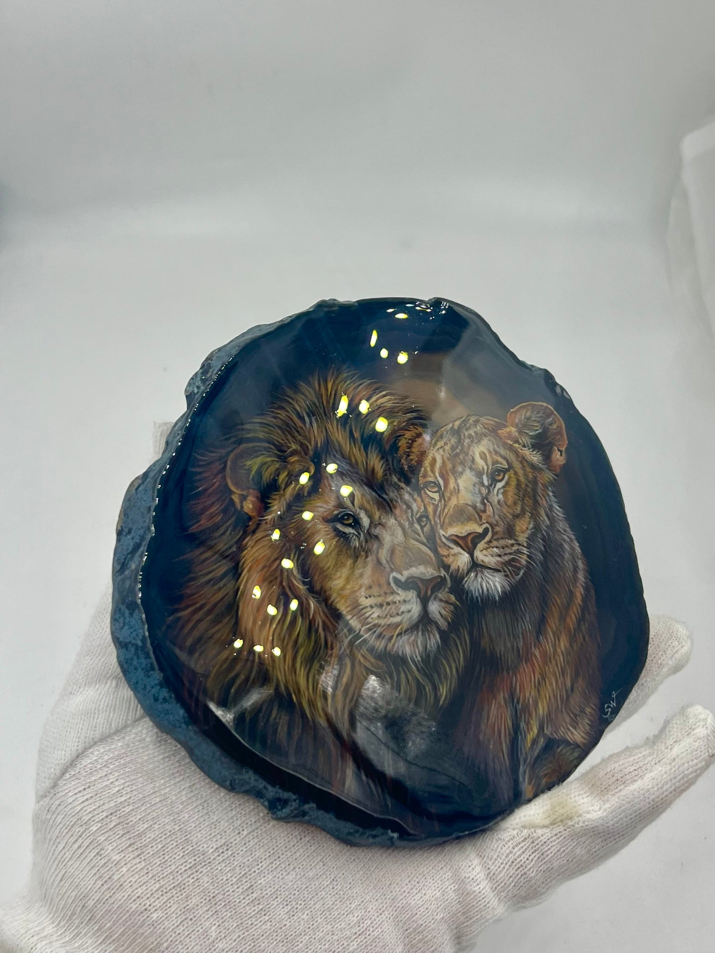 Einzigartige bemalt Achatscheibe/ ein liebevolles Löwenpaar /Hand bemalt /Deko/Tierpotrait/ink.Metallständer