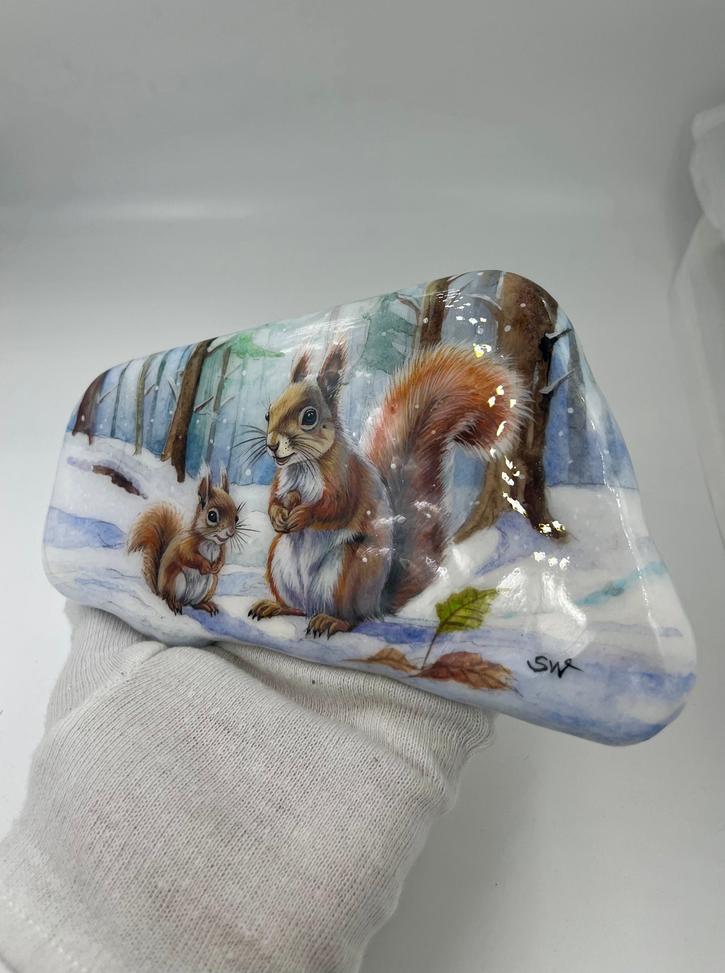 Einzigartig handbemalte Stein-Eichhörnchen Mama und Kind im Winter -inklusive Tischstaffelei