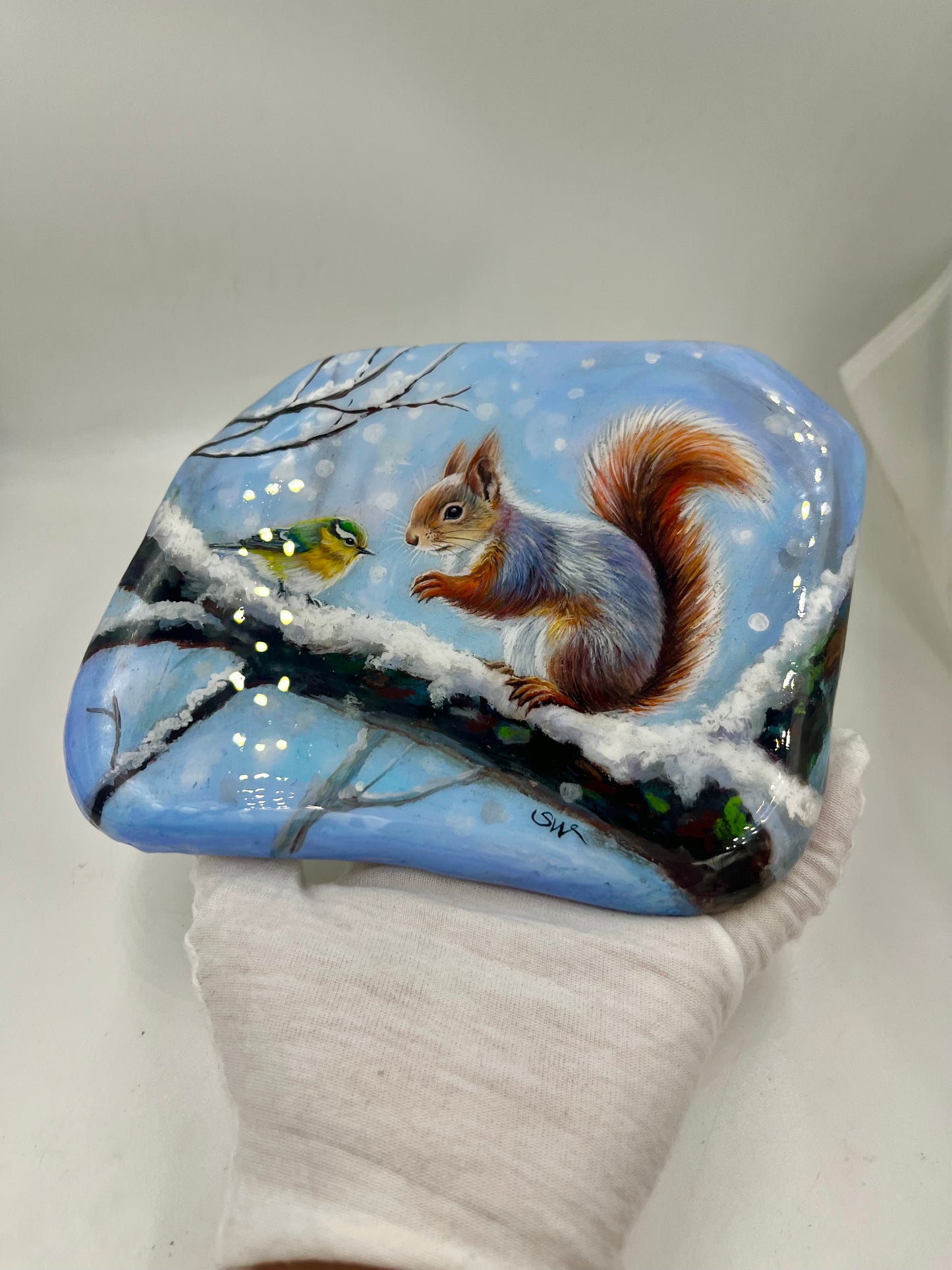 Einzigartig handbemalte Stein/das Eichhörnchen und der Vogel/inklusive Tischstaffele