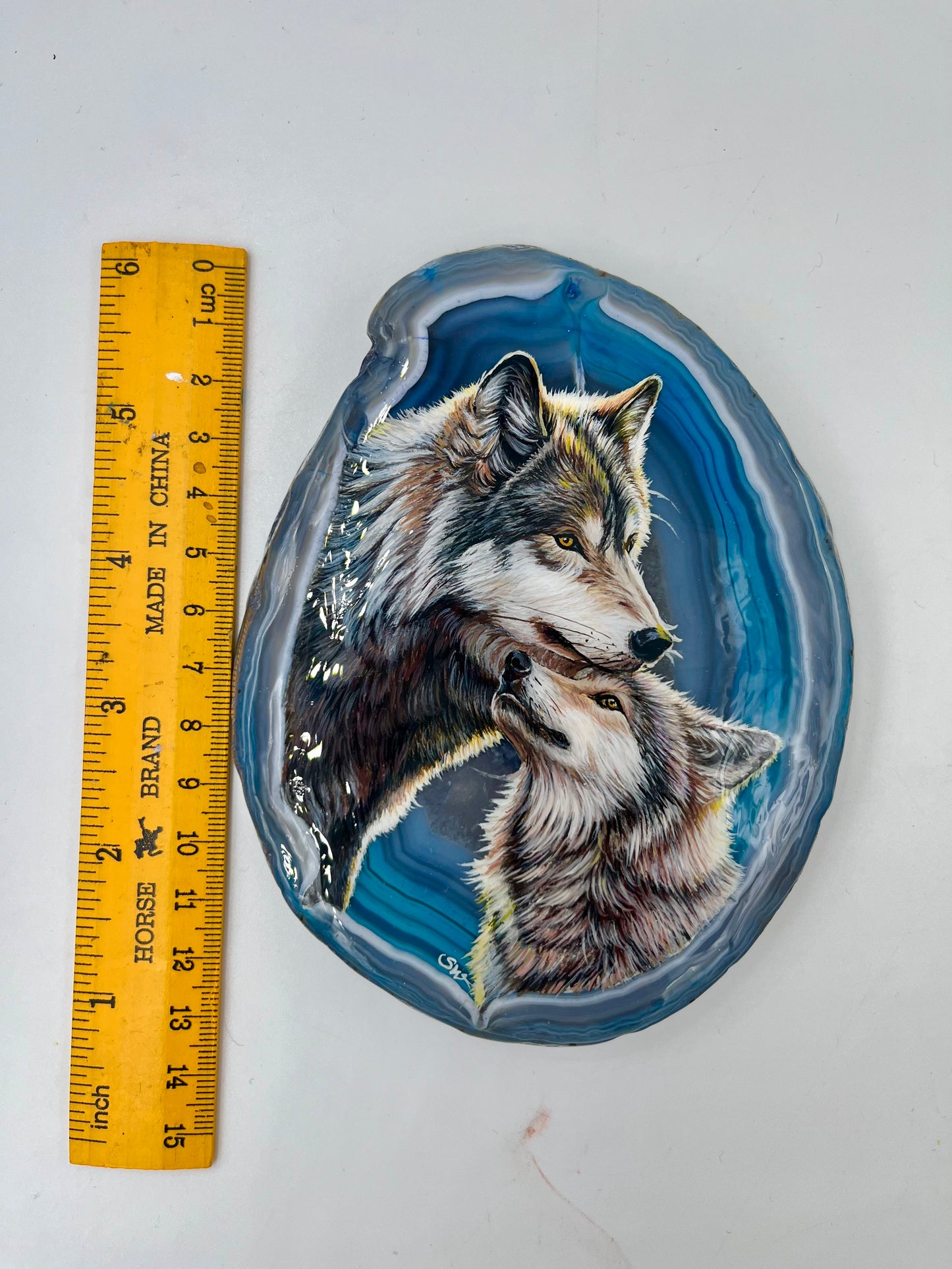 Einzigartige bemalt Achatscheibe/Die Wolfsmutter und ihr Junges/Hand bemalt /Deko/Tierpotrait/ink.Metallständer