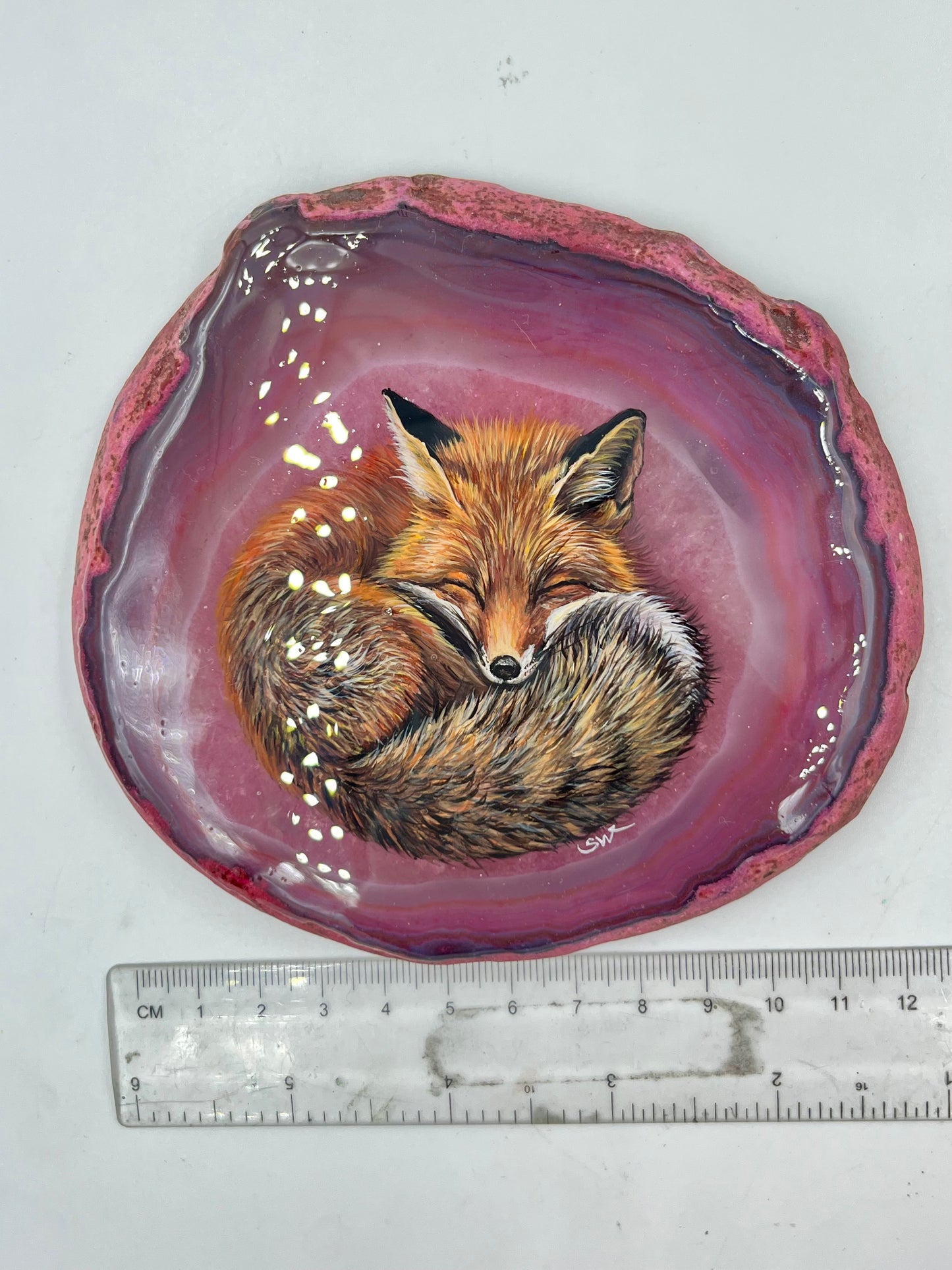 Einzigartige bemalt Achatscheibe/ Das schlafende Füchschen /Hand bemalt /Deko/Tierpotrait/ink.Metallständer