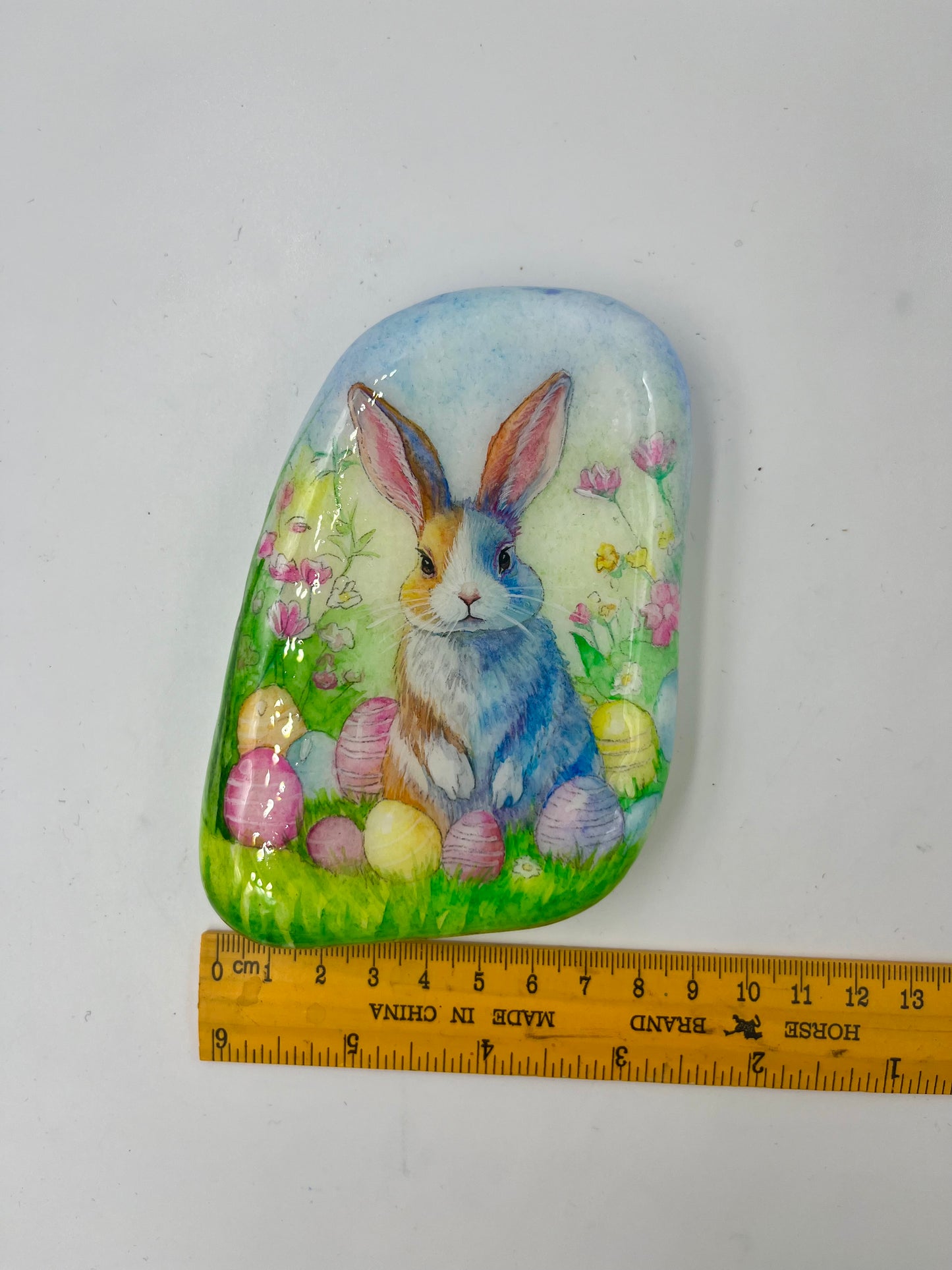 Einzigartig handbemalte Stein/der Osterhase/inklusive Tischstaffelei