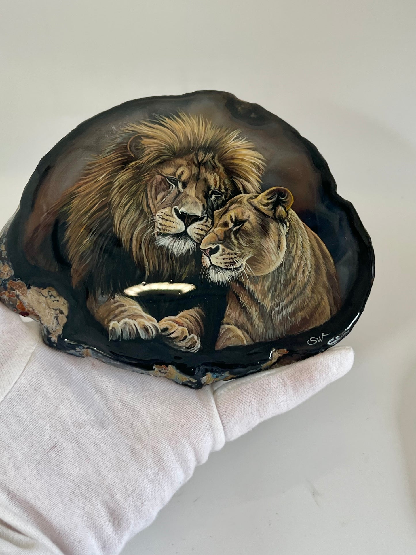Einzigartige bemalt Achatscheibe/ Zwei aneinandergeschmiegte Löwen /Hand bemalt /Deko/Tierpotrait/ink.Metallständer