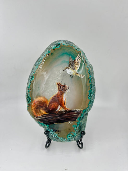 Einzigartige bemalt Achatscheibe/Das Eichhörnchen und der Vogel/Hand bemalt /Deko/Tierpotrait/ink.Metallständer
