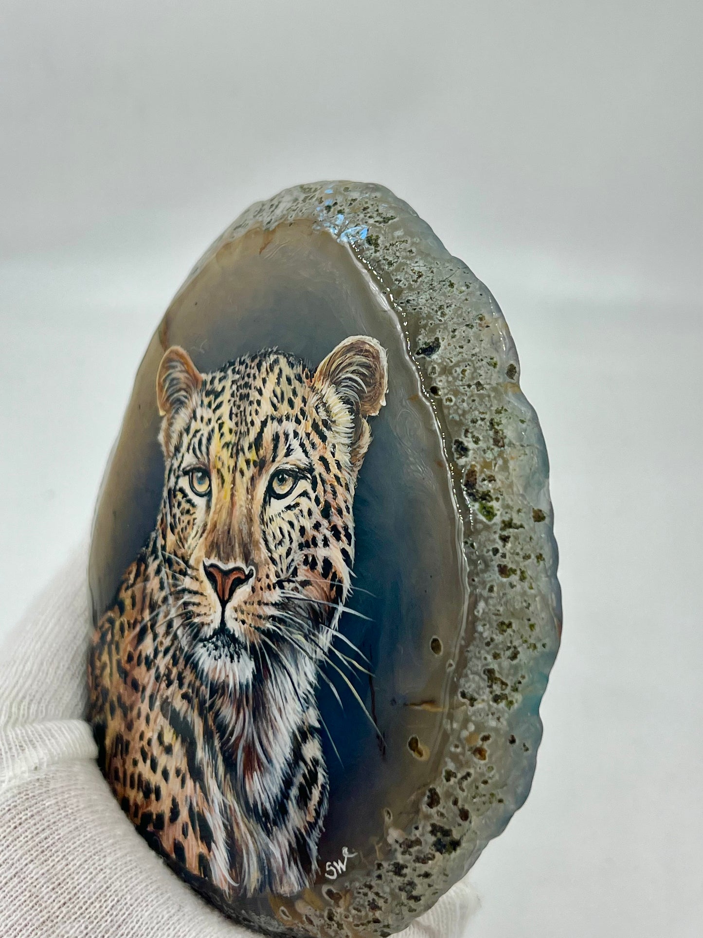Einzigartige bemalt Achatscheibe/Der Leopard /Hand bemalt /Deko/Tierpotrait/ink.Metallständer
