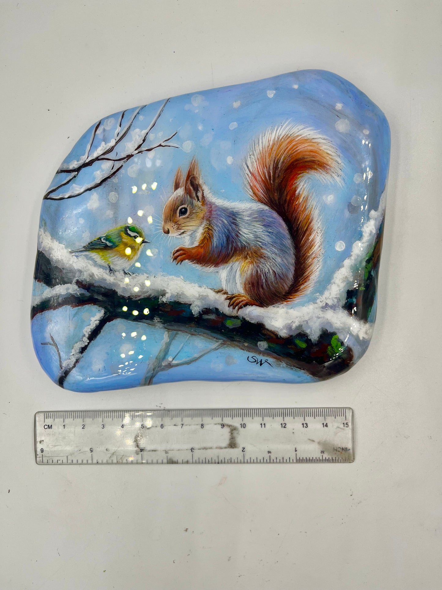 Einzigartig handbemalte Stein/das Eichhörnchen und der Vogel/inklusive Tischstaffele