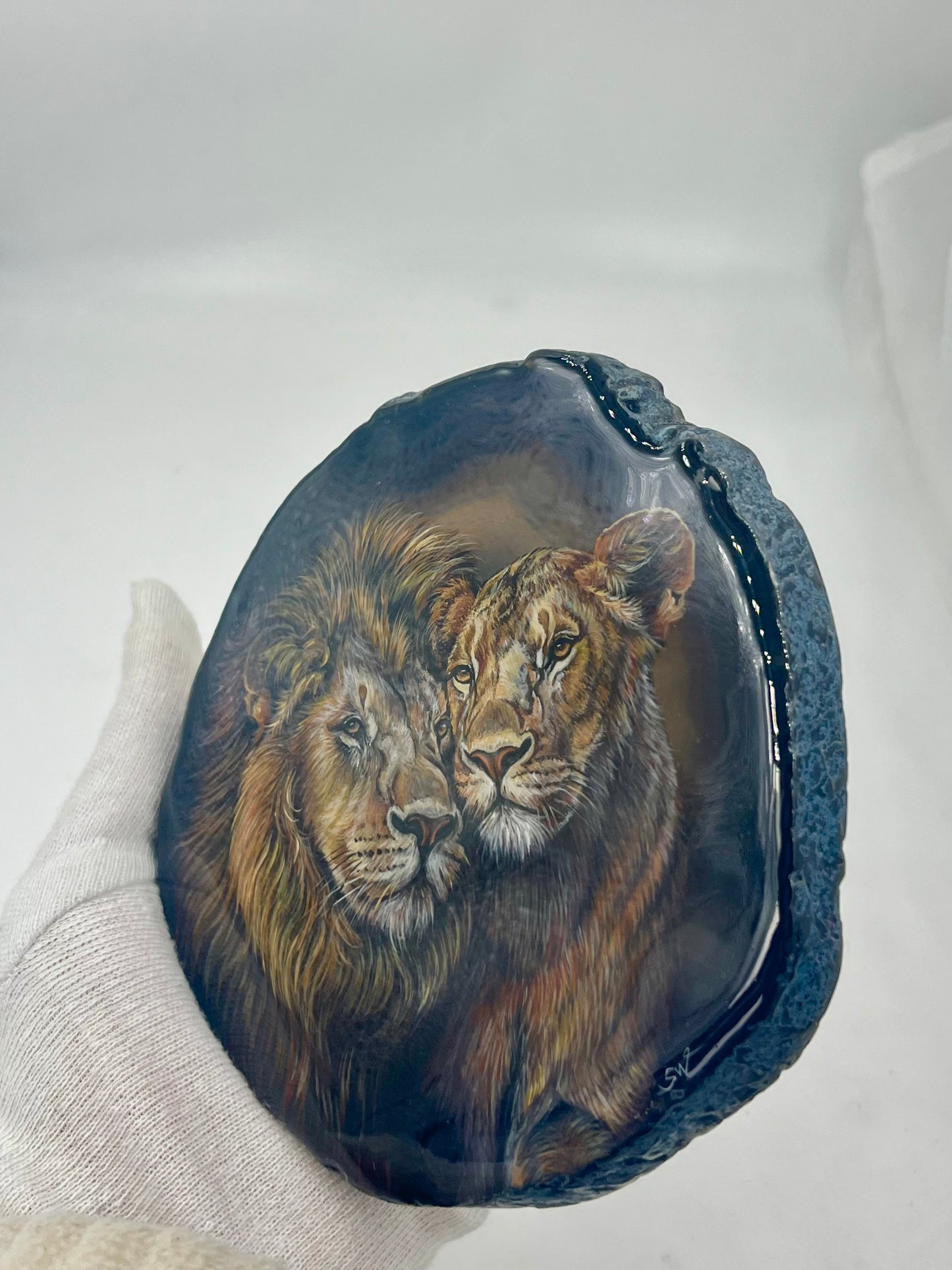 Einzigartige bemalt Achatscheibe/ ein liebevolles Löwenpaar /Hand bemalt /Deko/Tierpotrait/ink.Metallständer