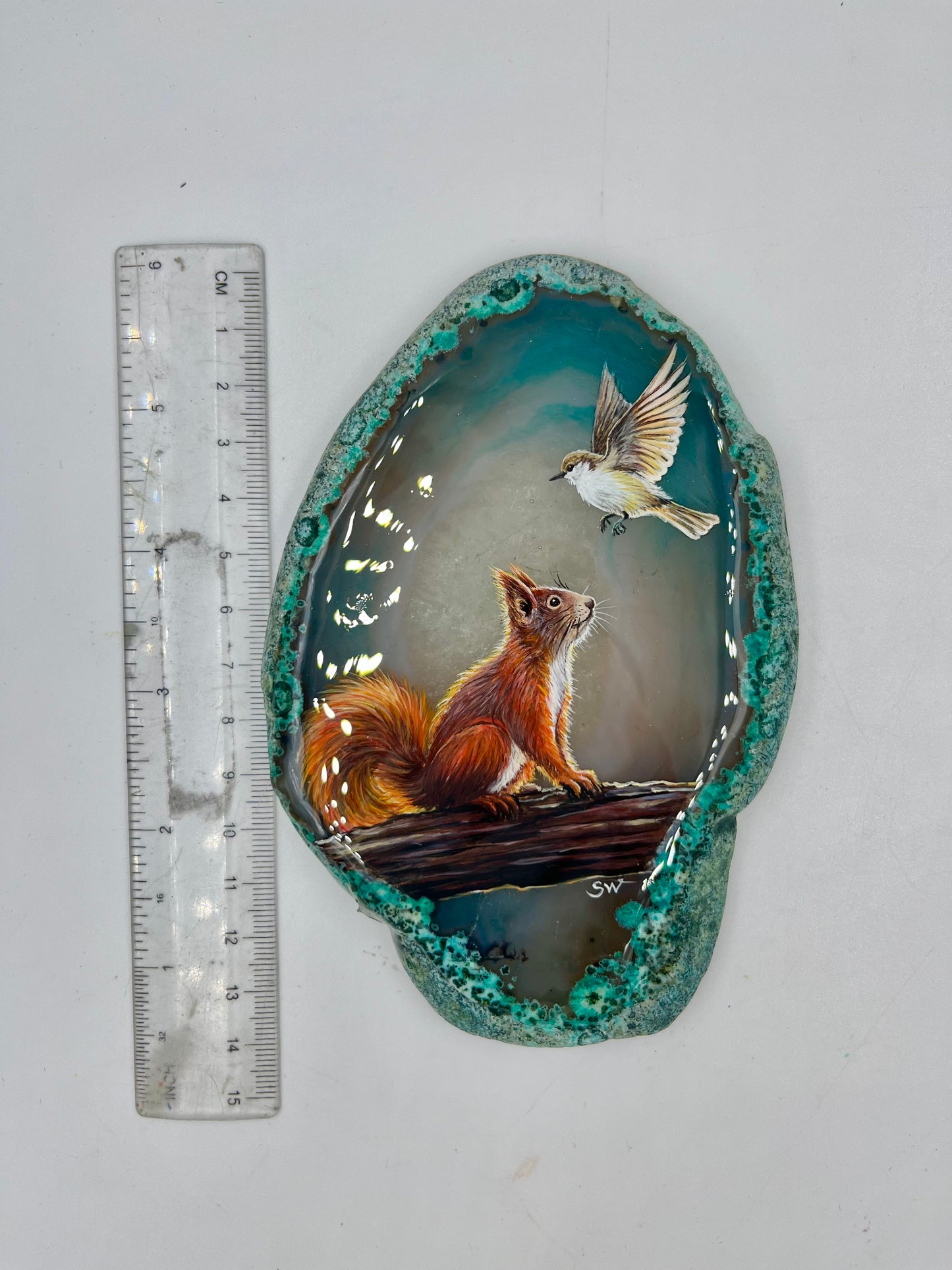 Einzigartige bemalt Achatscheibe/Das Eichhörnchen und der Vogel/Hand bemalt /Deko/Tierpotrait/ink.Metallständer