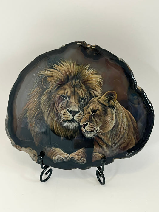 Einzigartige bemalt Achatscheibe/ Zwei aneinandergeschmiegte Löwen /Hand bemalt /Deko/Tierpotrait/ink.Metallständer