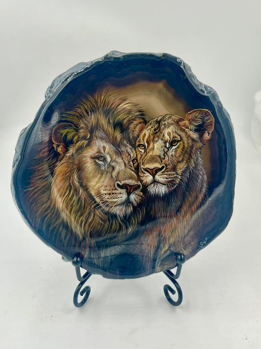 Einzigartige bemalt Achatscheibe/ ein liebevolles Löwenpaar /Hand bemalt /Deko/Tierpotrait/ink.Metallständer