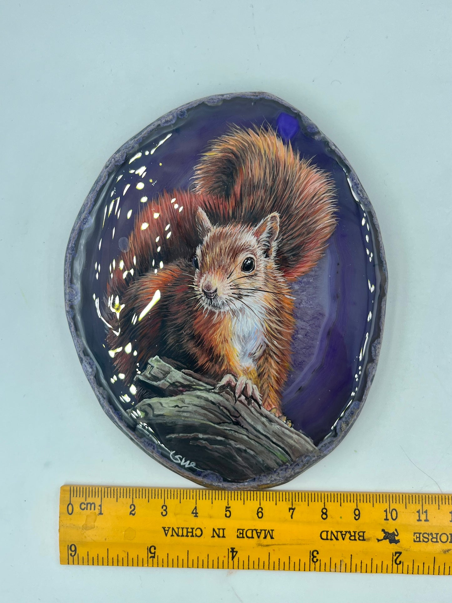 Einzigartige bemalt Achatscheibe/Das Eichhörnchen /Hand bemalt /Deko/Tierpotrait/ink.Metallständer