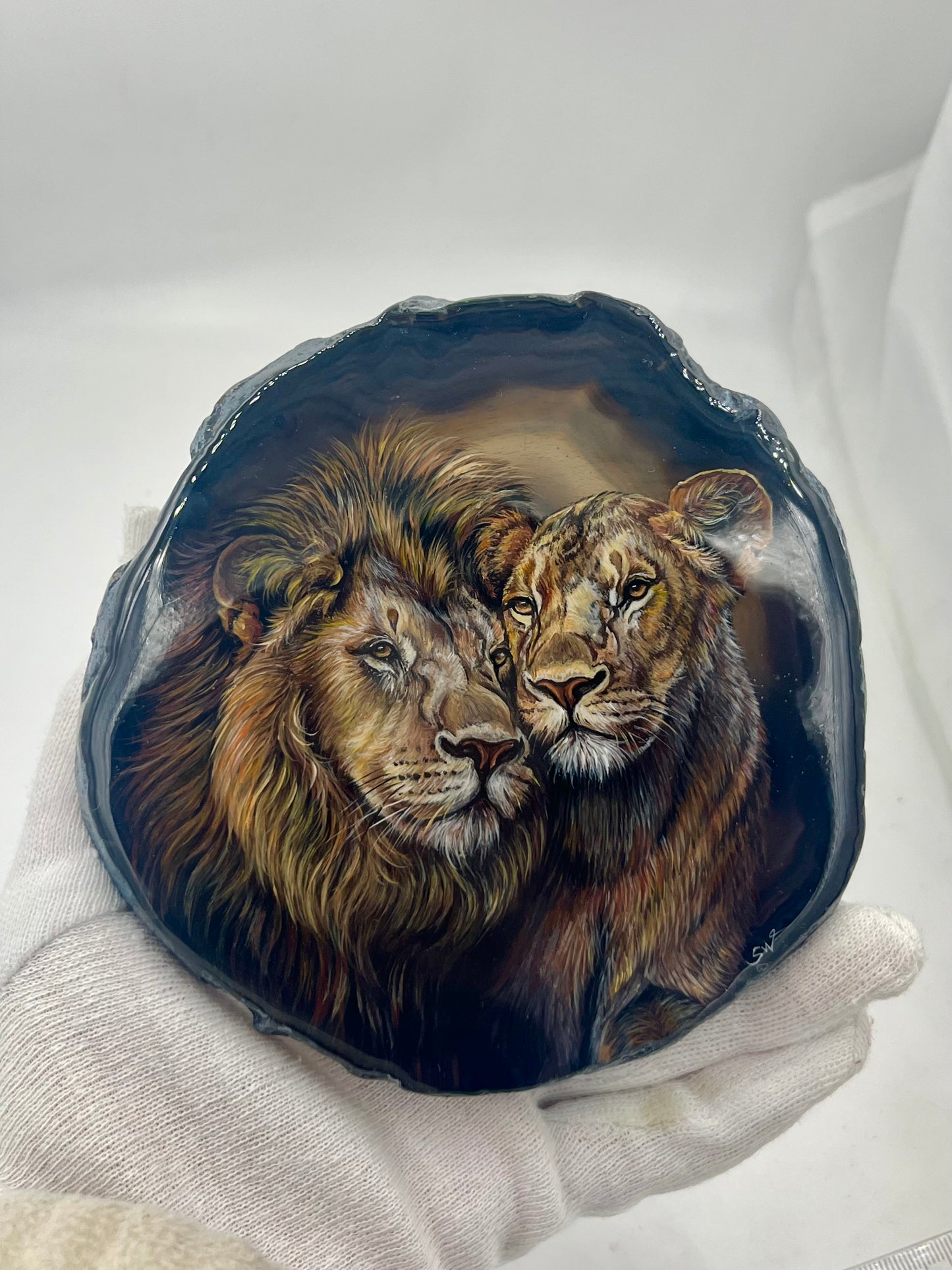 Einzigartige bemalt Achatscheibe/ ein liebevolles Löwenpaar /Hand bemalt /Deko/Tierpotrait/ink.Metallständer