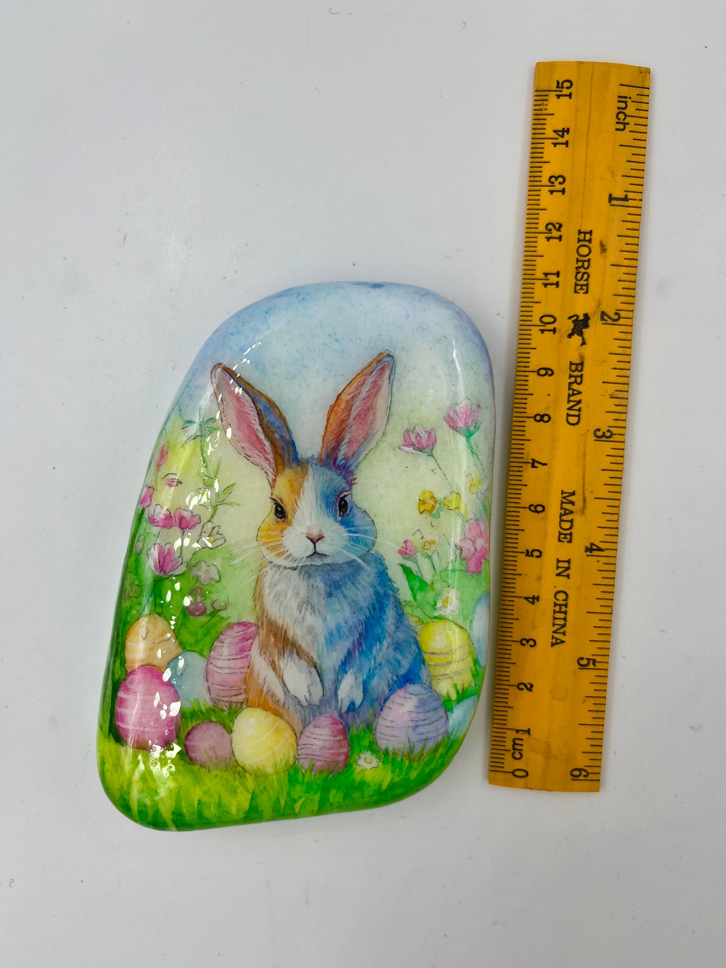 Einzigartig handbemalte Stein/der Osterhase/inklusive Tischstaffelei