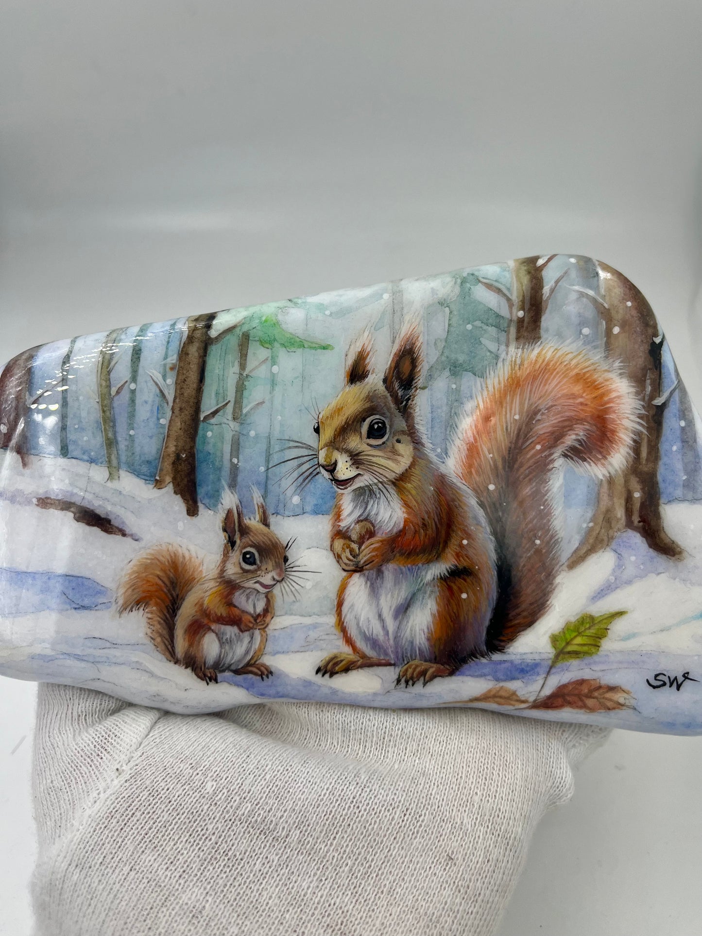 Einzigartig handbemalte Stein-Eichhörnchen Mama und Kind im Winter -inklusive Tischstaffelei