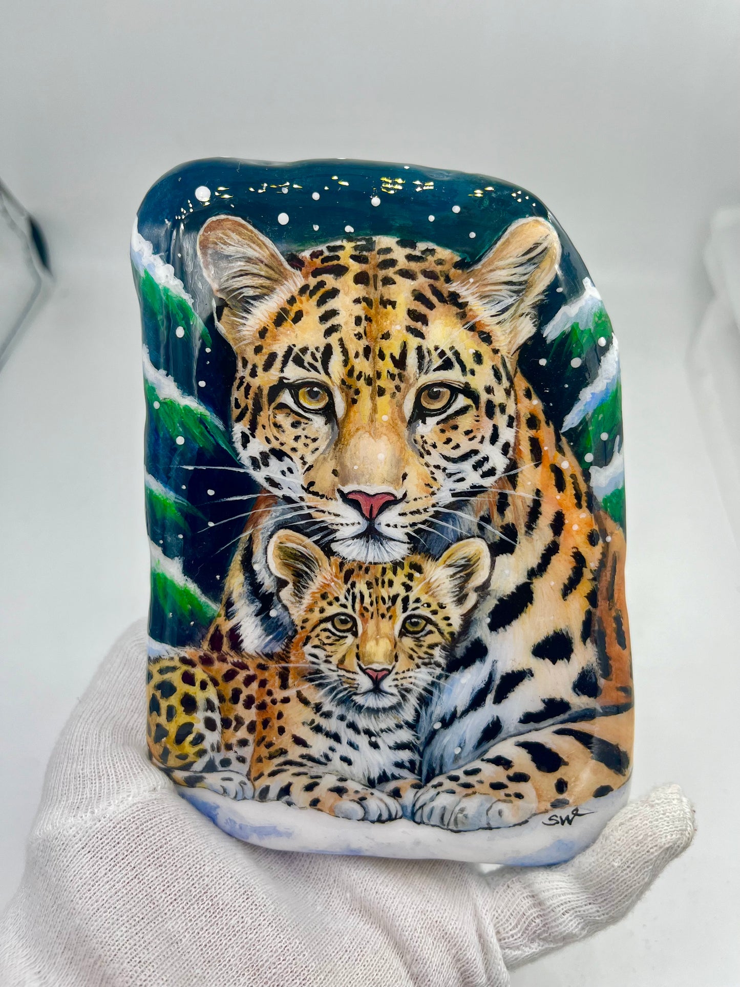 Einzigartig handbemalte Stein-Winter Motiv / Leopard Mama und Baby -inklusive Tischstaffelei