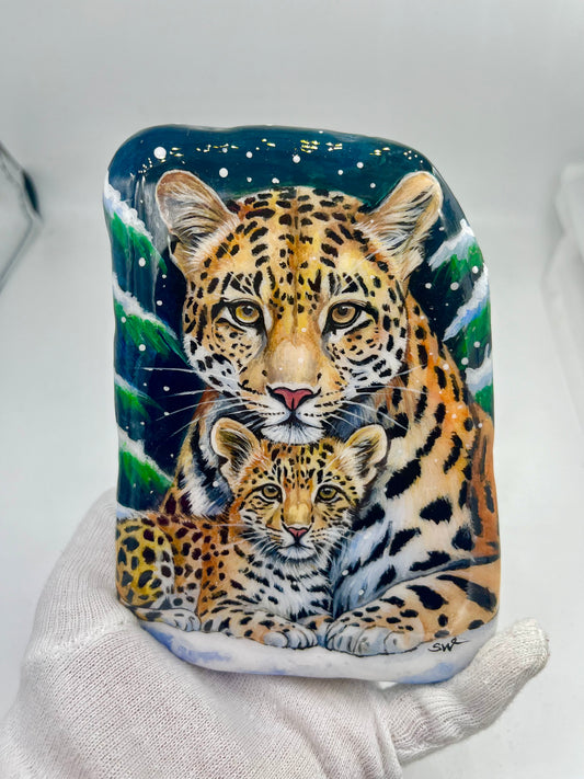 Einzigartig handbemalte Stein-Winter Motiv / Leopard Mama und Baby -inklusive Tischstaffelei