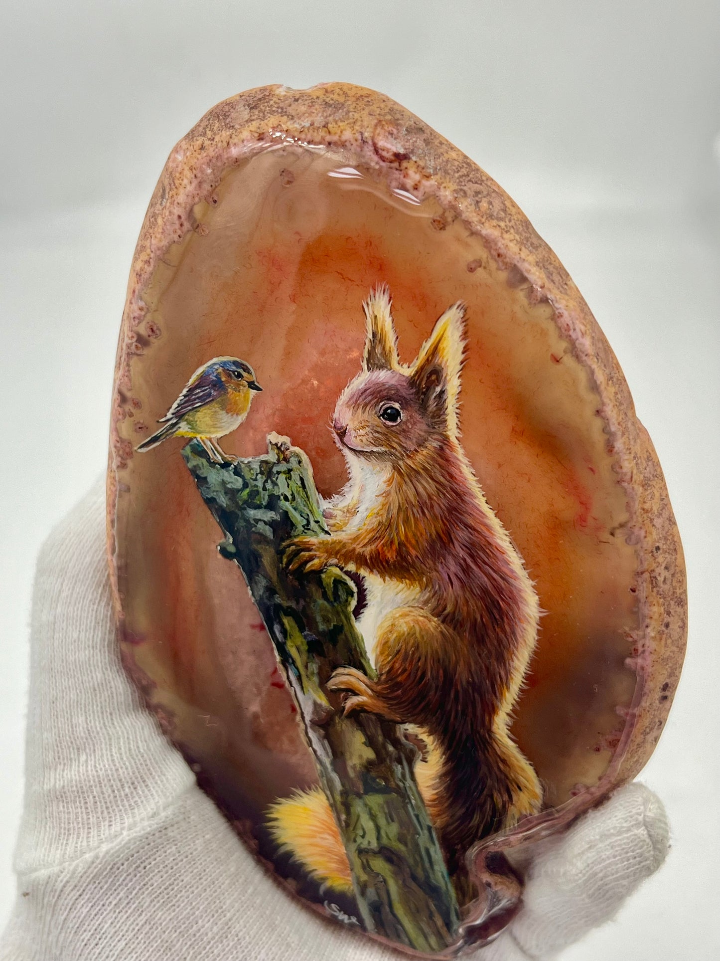 Einzigartige bemalt Achatscheibe/Das Eichhörnchen und kleine Vogel/Hand bemalt /Deko/Tierpotrait/ink.Metallständer