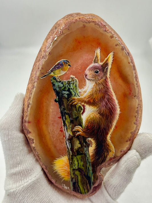 Einzigartige bemalt Achatscheibe/Das Eichhörnchen und kleine Vogel/Hand bemalt /Deko/Tierpotrait/ink.Metallständer