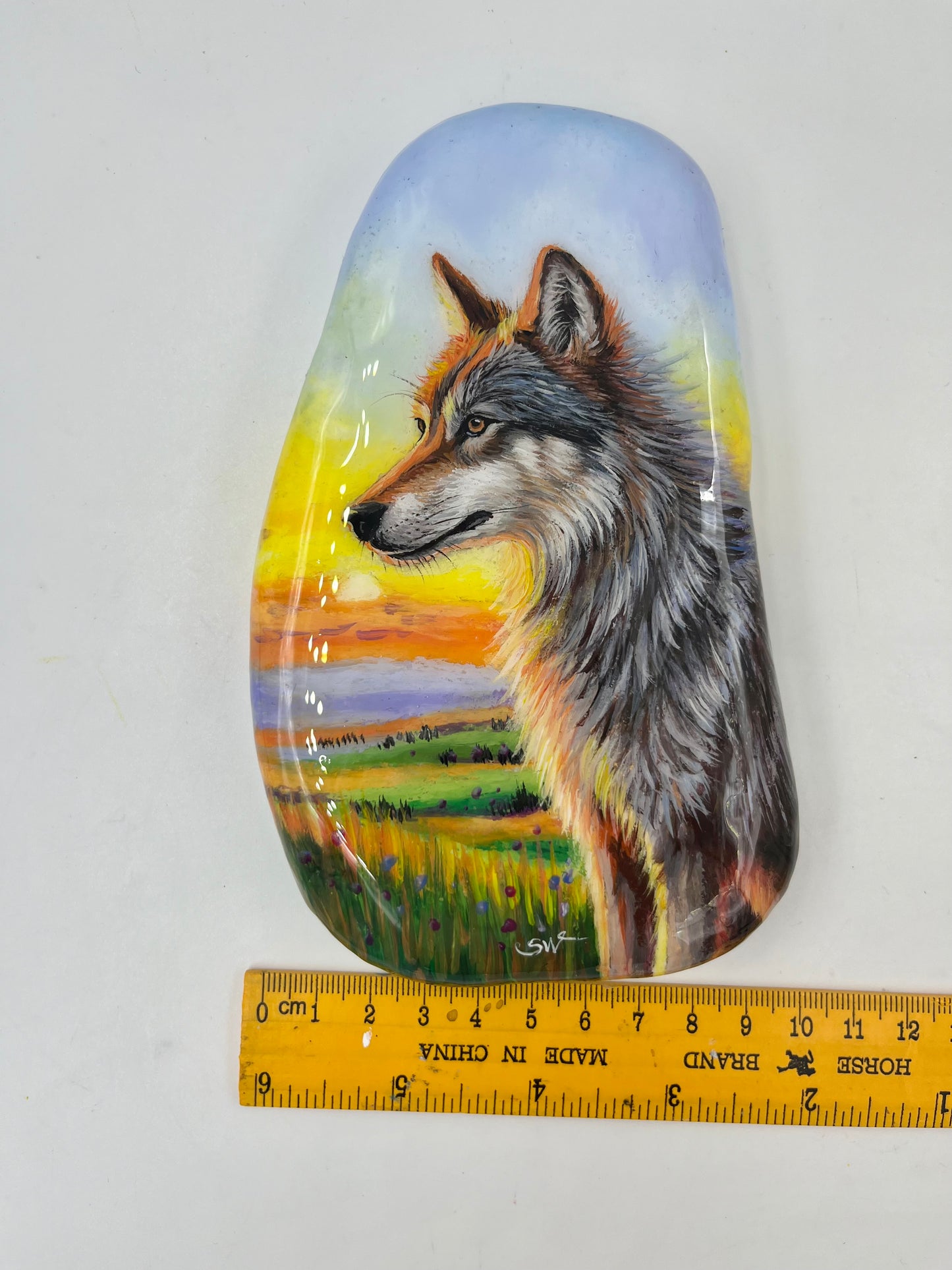 Einzigartig handbemalte Stein/Der Wolf im Abendlicht /inklusive Tischstaffelei