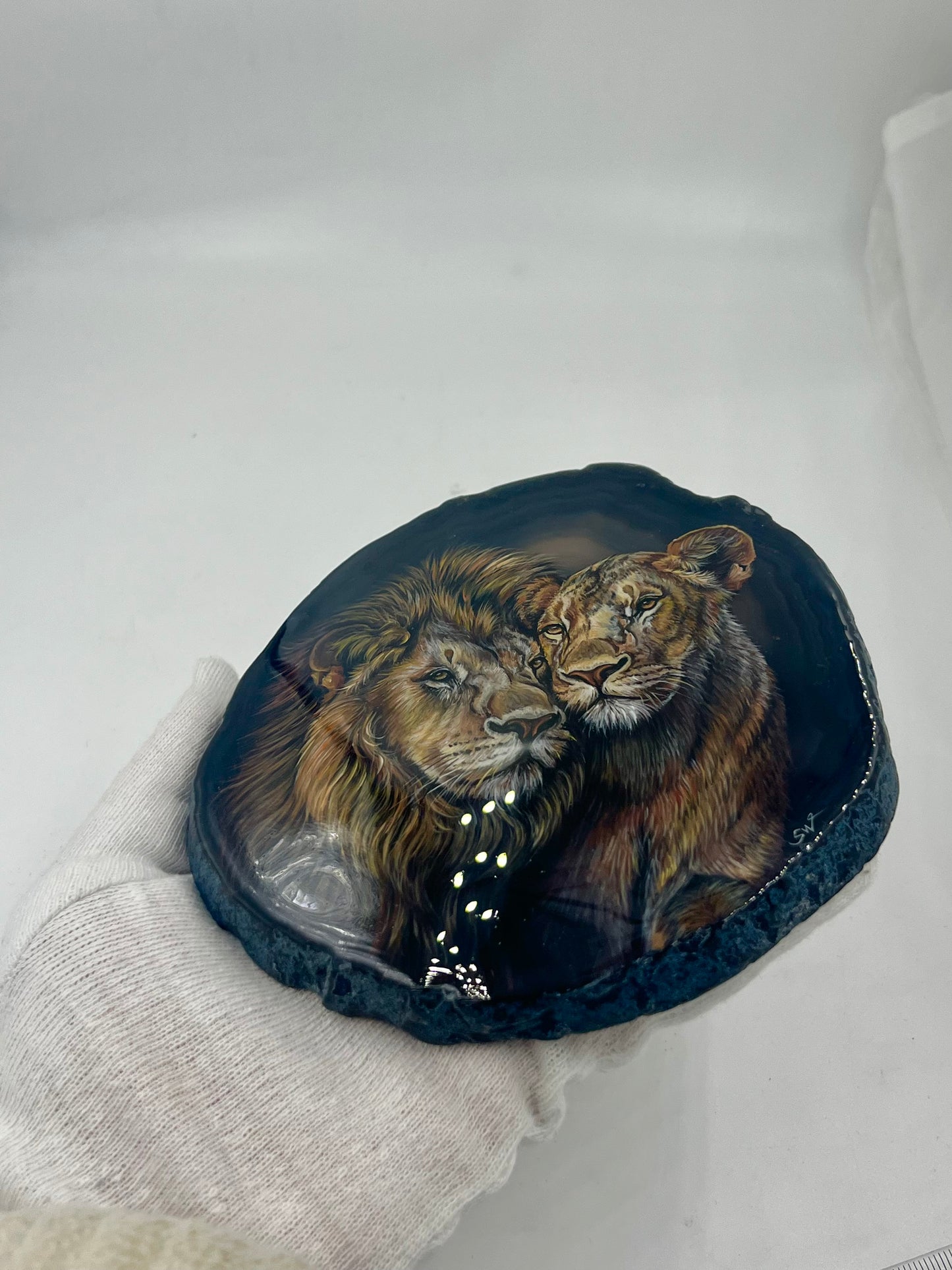 Einzigartige bemalt Achatscheibe/ ein liebevolles Löwenpaar /Hand bemalt /Deko/Tierpotrait/ink.Metallständer