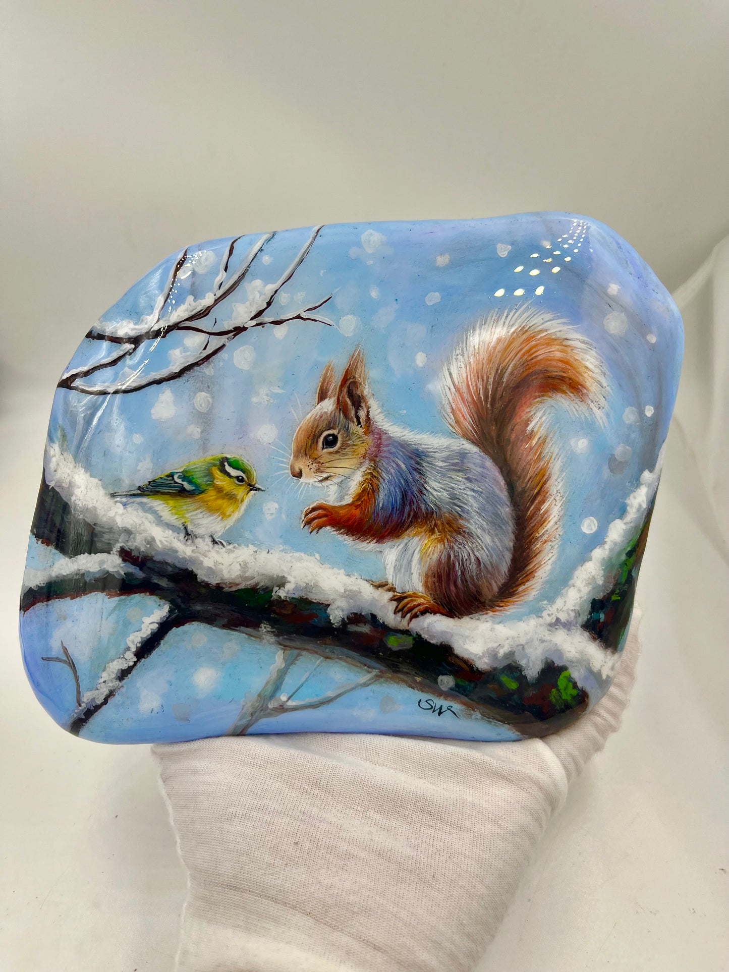 Einzigartig handbemalte Stein/das Eichhörnchen und der Vogel/inklusive Tischstaffele