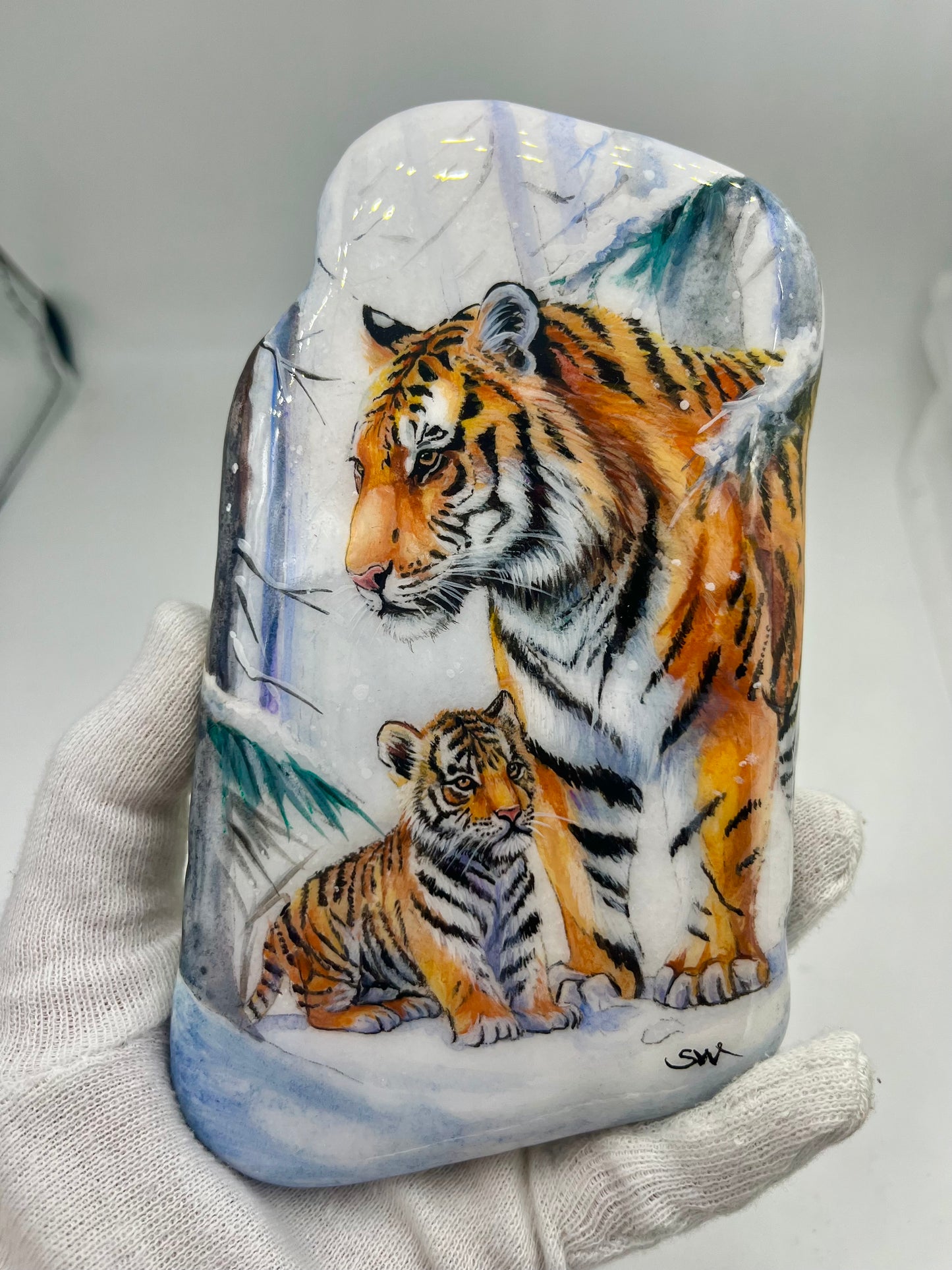 Einzigartig handbemalte Stein-Wintermotiv/ der Tiger Mama und Baby-inklusive Tischstaffelei